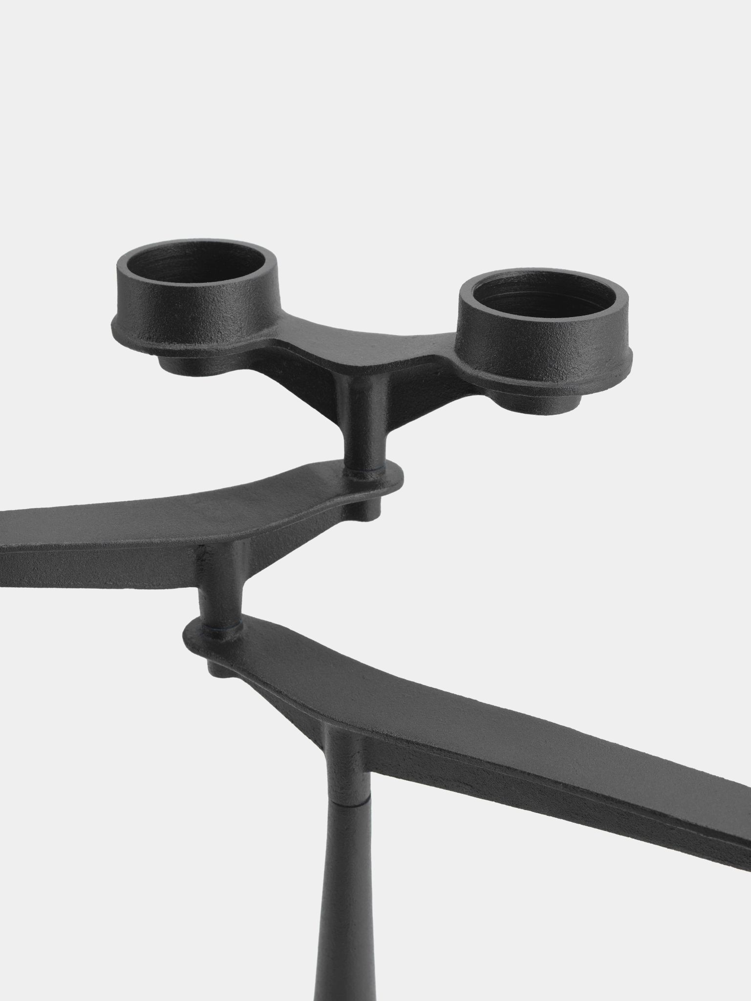Detailaufnahme des schwarzen Tom Dixon Spin Kerzenständers mit Platz für zwei Kerzen, moderner Kerzenhalter.