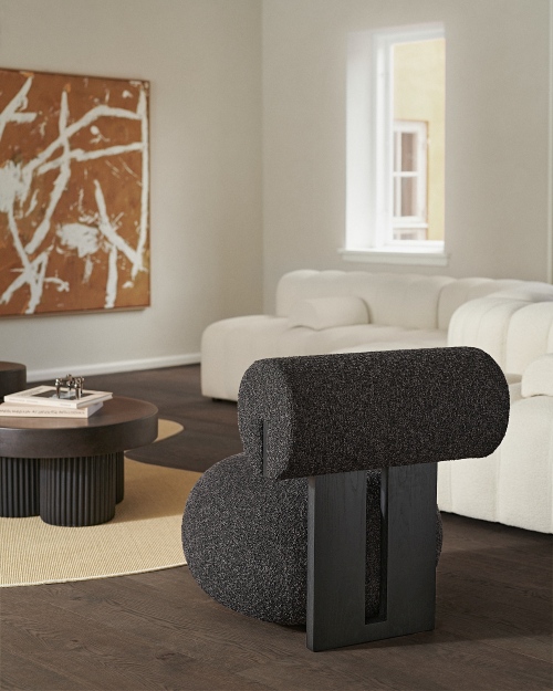 Nahaufnahme des Hippo Lounge Chair Sessels von NORR11 in Anthrazit, moderner Sessel im Wohnzimmer.