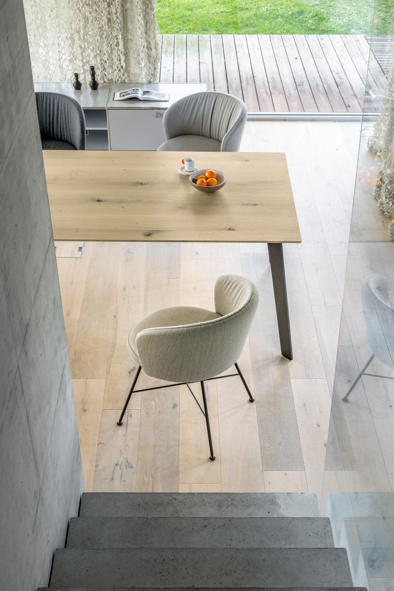 Linar Table Girsberger