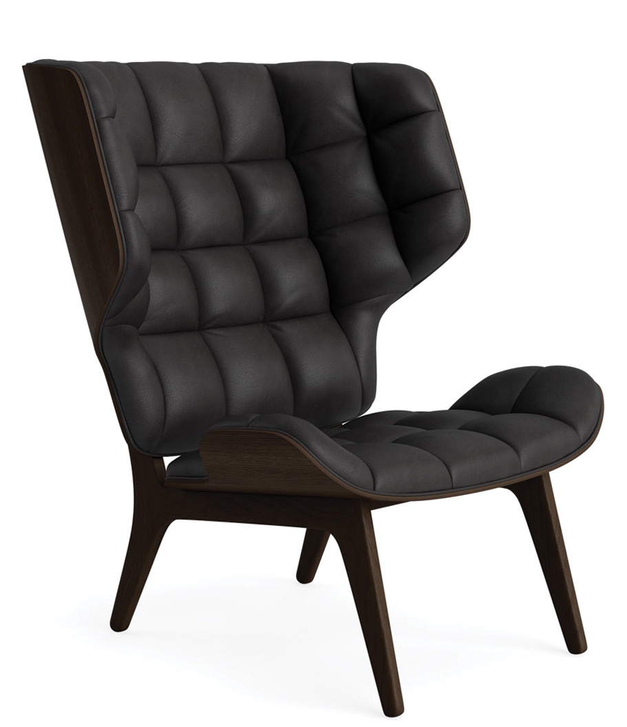 NORR11 Mammoth Chair Sessel mit schwarzem Lederbezug und dunklem Holzgestell, seitliche Ansicht.