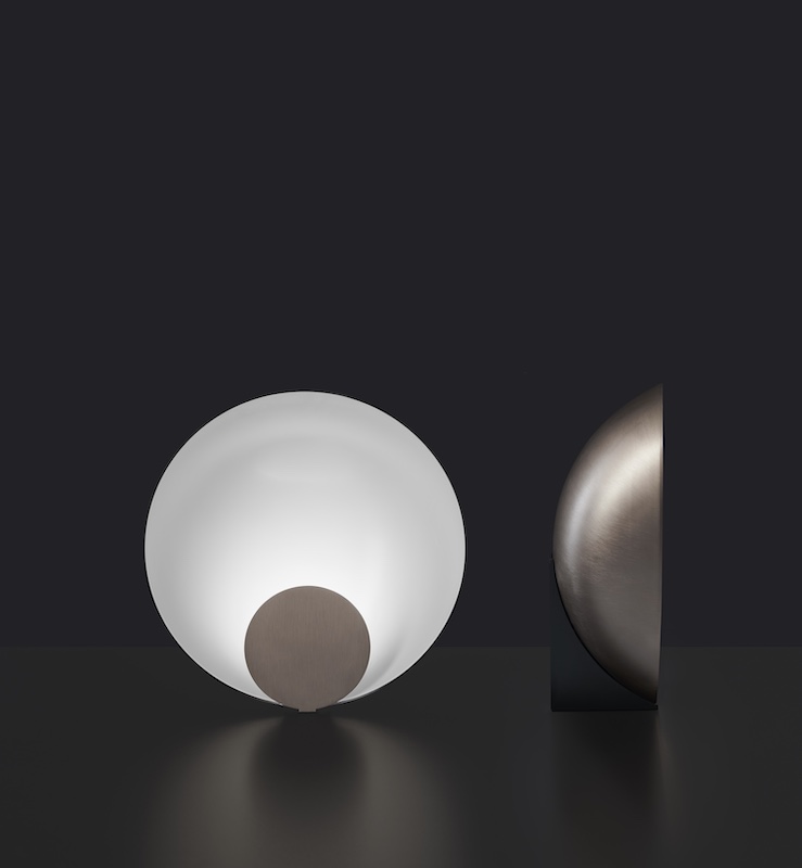 Siro Tischleuchte von Oluce, mattschwarz und satin bronze, modernes Design für Wohnzimmer und Schlafzimmer.
