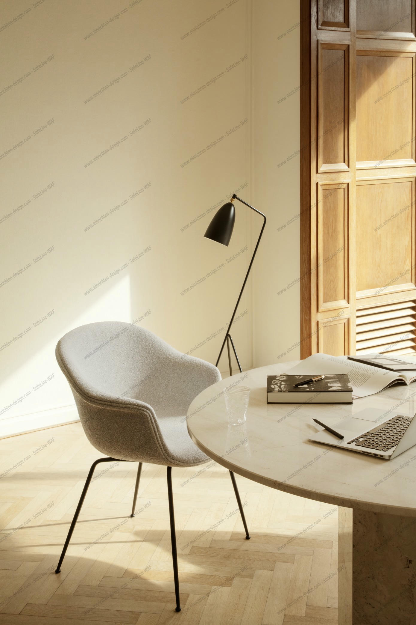 Gräshoppa / Grashoppa Floor light black Gubi
