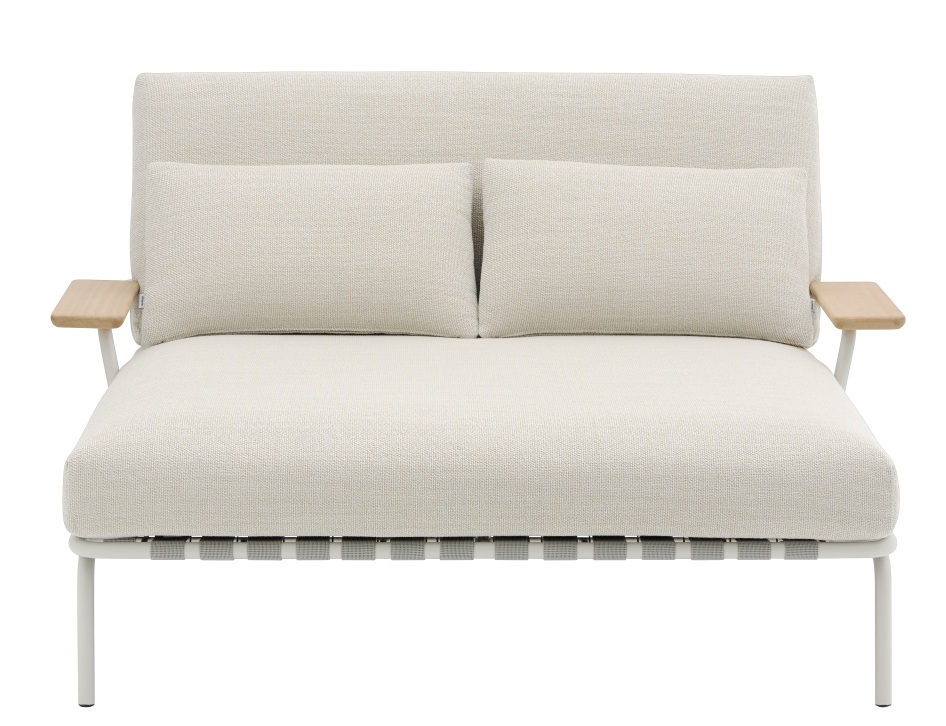 Muuto Settle Lounge Bed: Moderne Outdoor Liege mit hellbeigem Stoffbezug und hellen Holzarmlehnen.