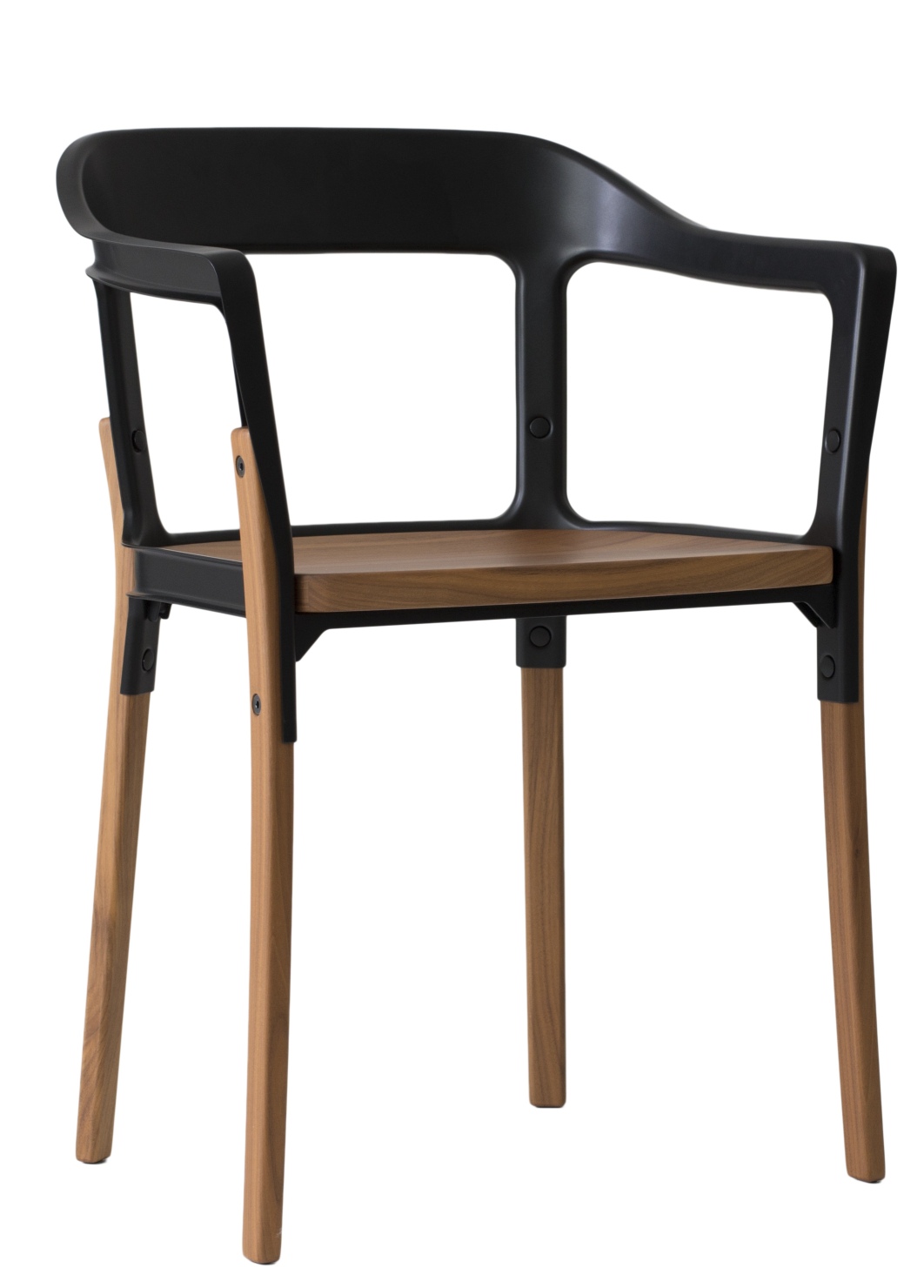 Magis Steelwood Chair Stuhl mit Armlehne, schwarzer Rahmen und Sitzfläche aus Holz, isoliert.