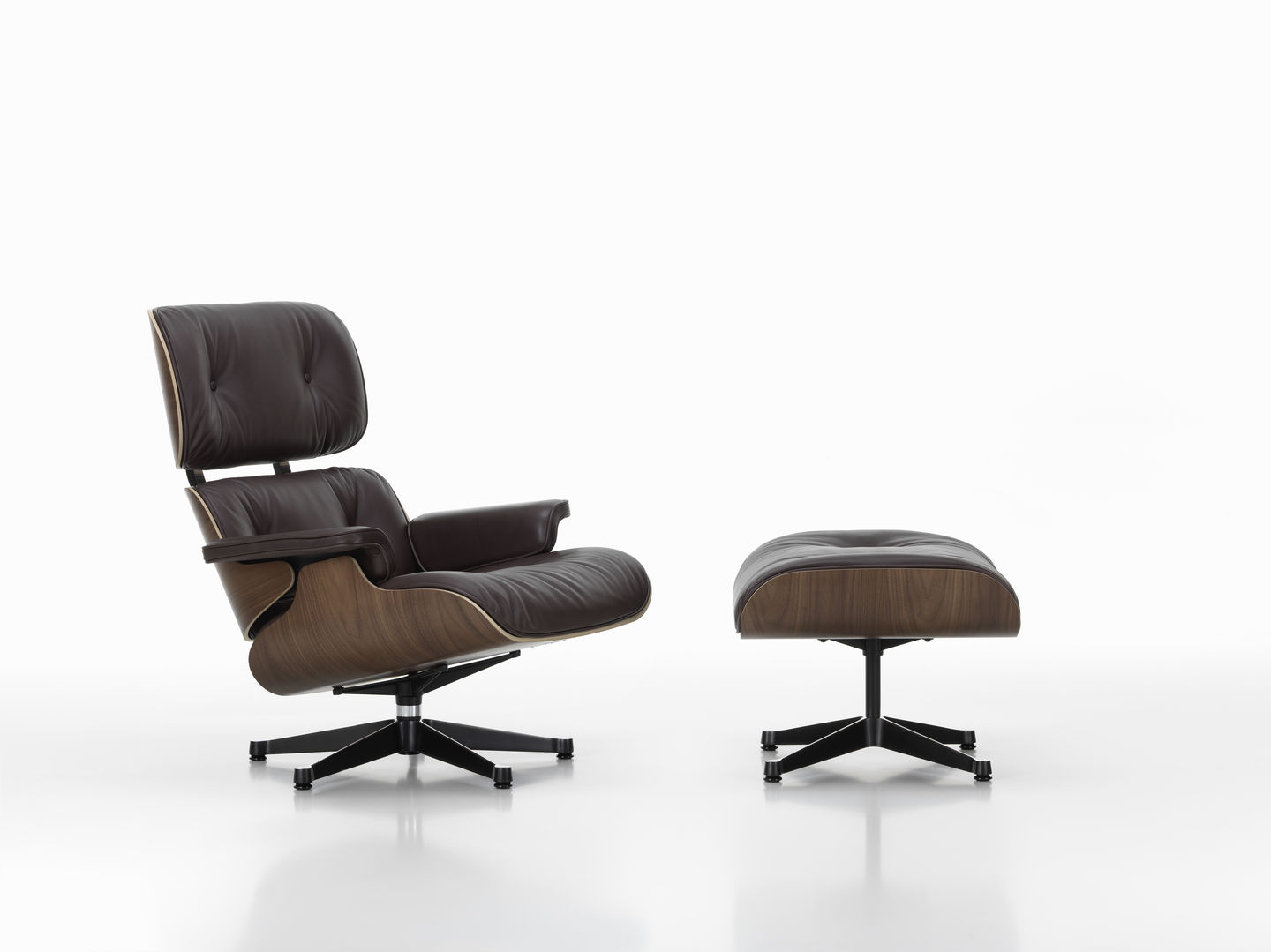 Brauner Eames Lounge Chair mit Ottoman Sessel von Vitra, Leder und Holz auf weißem Hintergrund.