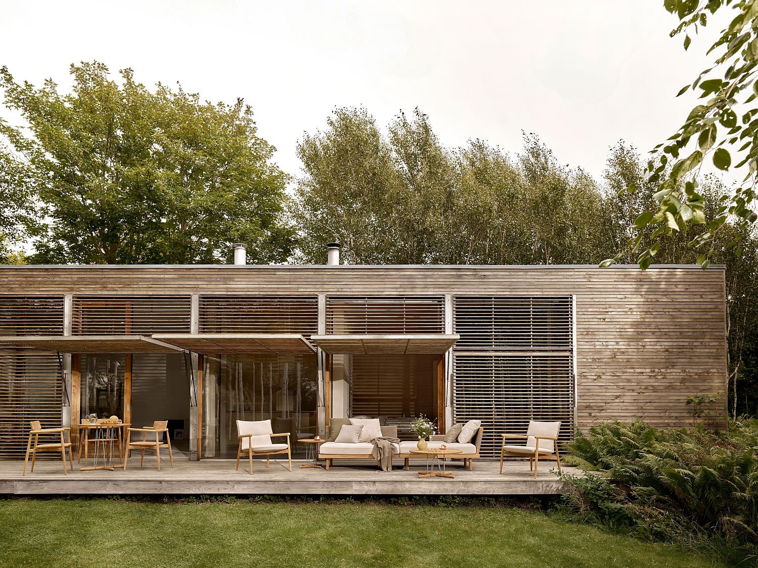 Embrace Outdoor Lounge Chair with cushion Carl Hansen & Søn