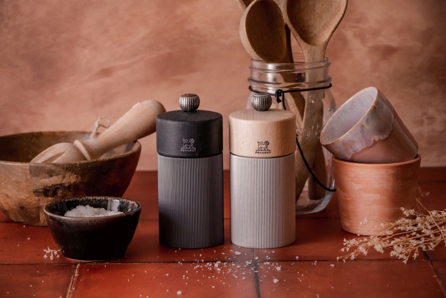 Peugeot Line Pfeffermühle, 12 cm, Graphit und Carbon, mit Holzschale, Löffeln und Keramikbechern.