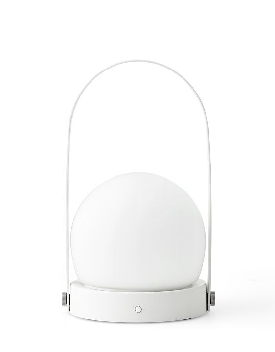 Weiße Carrie Tischleuchte von Audo mit Akku und praktischem Tragegriff, ideal als mobile Lampe.