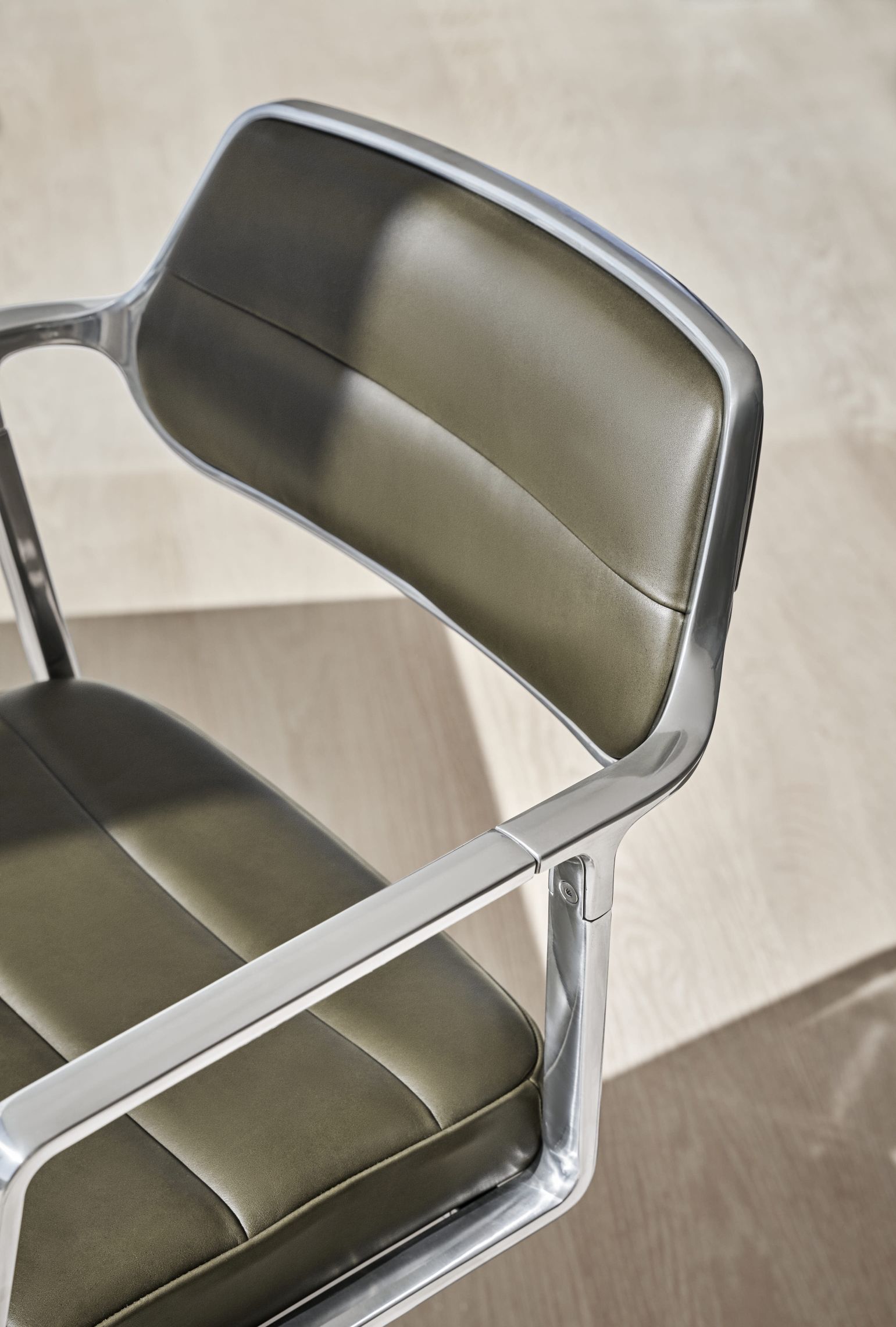 VIPP453 Swivel+ Chair with gliders black leather / polished aluminum frame Vipp VIPP453 Swivel+ Chair with gliders black leather / polished aluminum frame Vipp