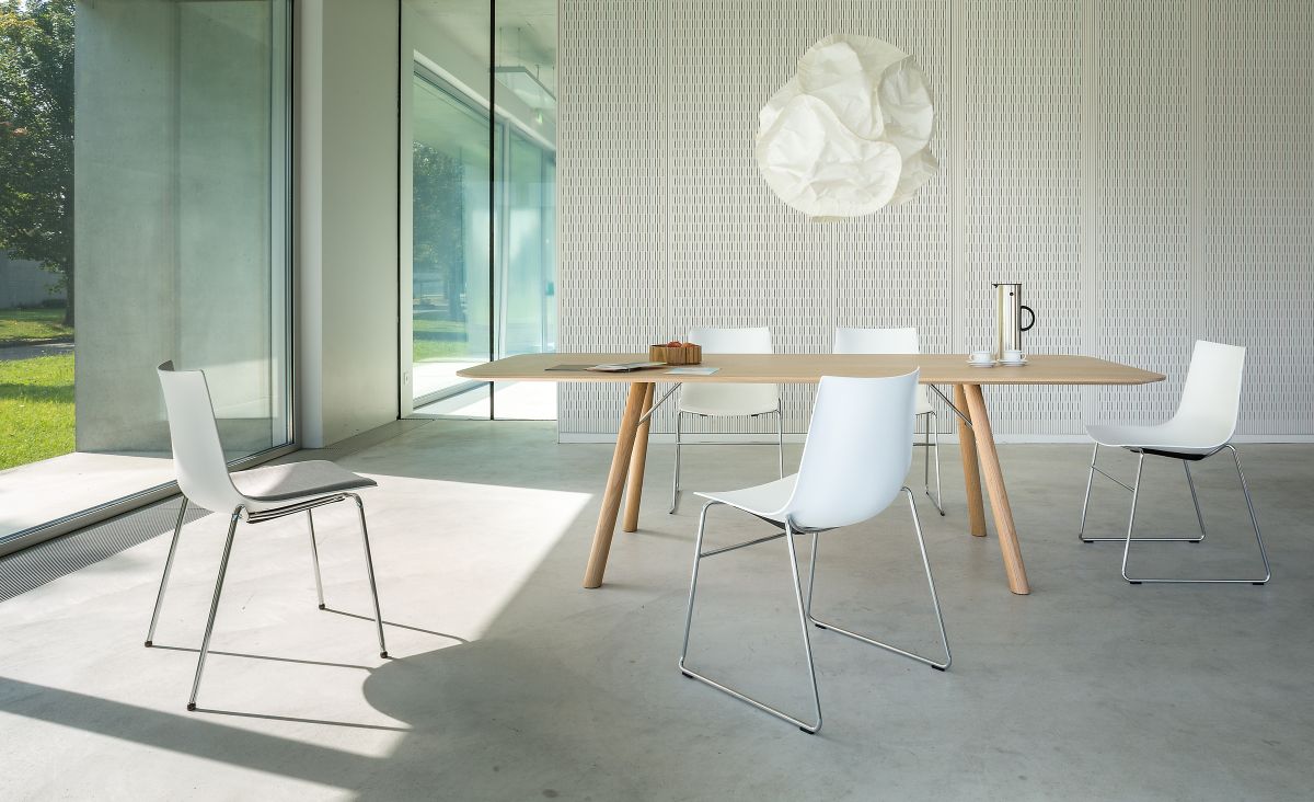 Akio Table Girsberger