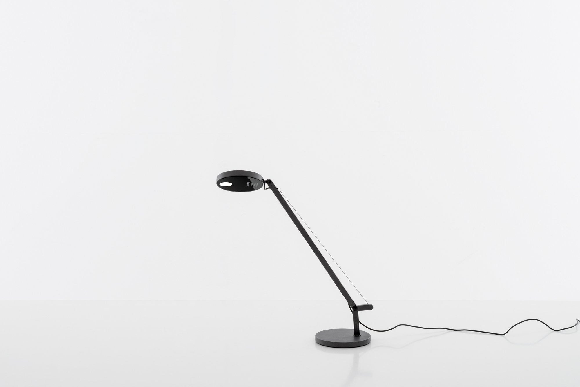 Anthrazitgraue Demetra Micro Tischleuchte von Artemide: Moderne LED-Tischlampe für Büro und Schreibtisch.