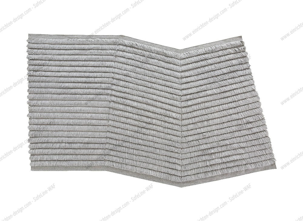 Detailaufnahme des grauen Lines Rug Teppichs von Gan mit horizontalen Linien und Fransen.