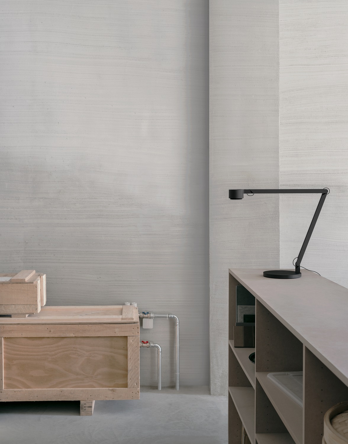 Schwarze w227 Winkel Tischleuchte von Wästberg auf einem Regal, minimalistisches Design für Büro und Zuhause.