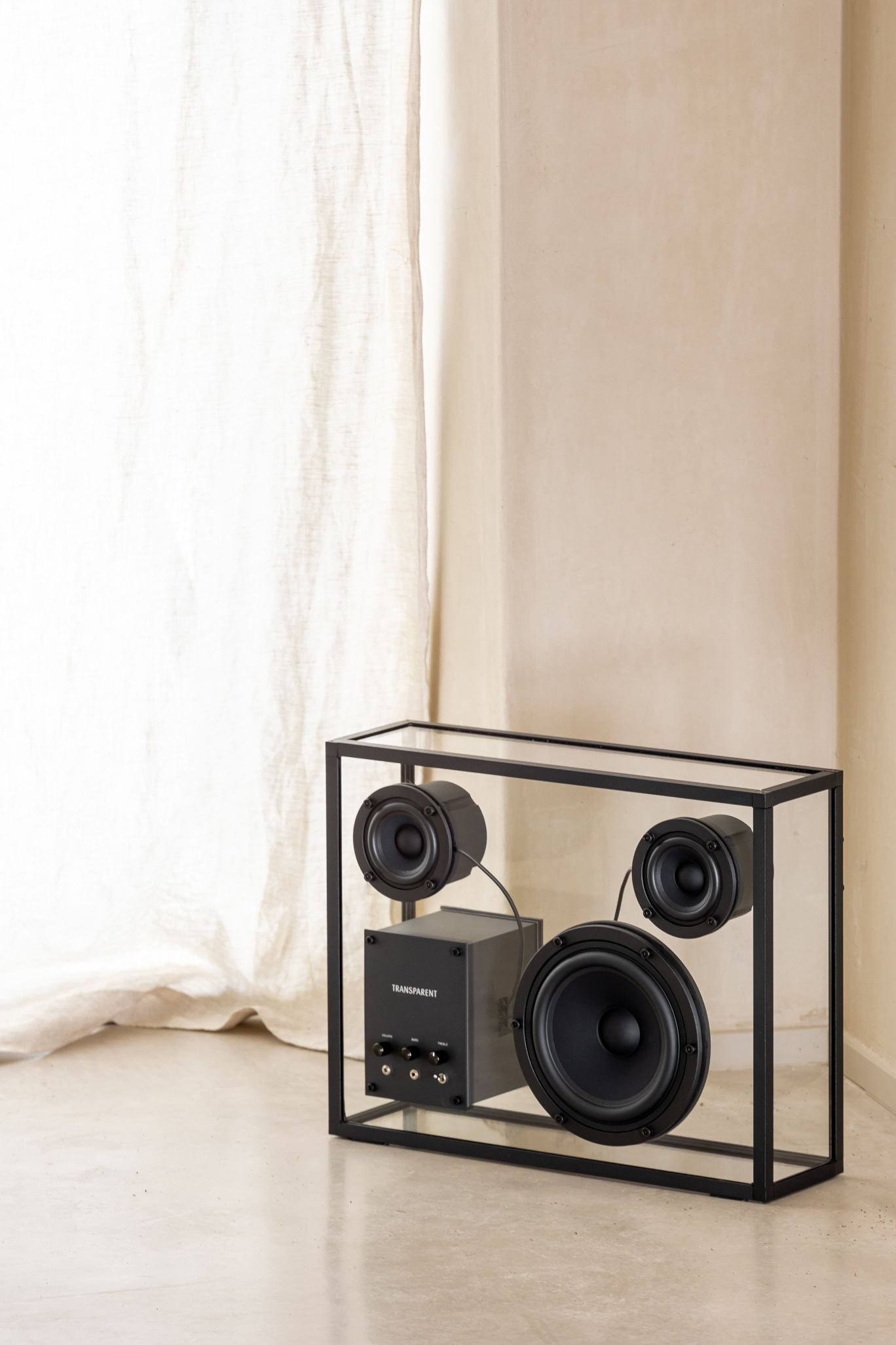 Transparent loudspeaker Transparent