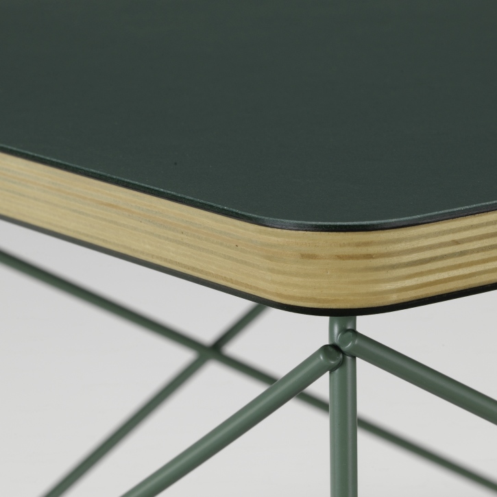 Detailaufnahme vom Vitra LTR Occasional Table Beistelltisch mit Linoleum Jade Platte und filigranem, jadefarbenem Stahlrohrgestell.