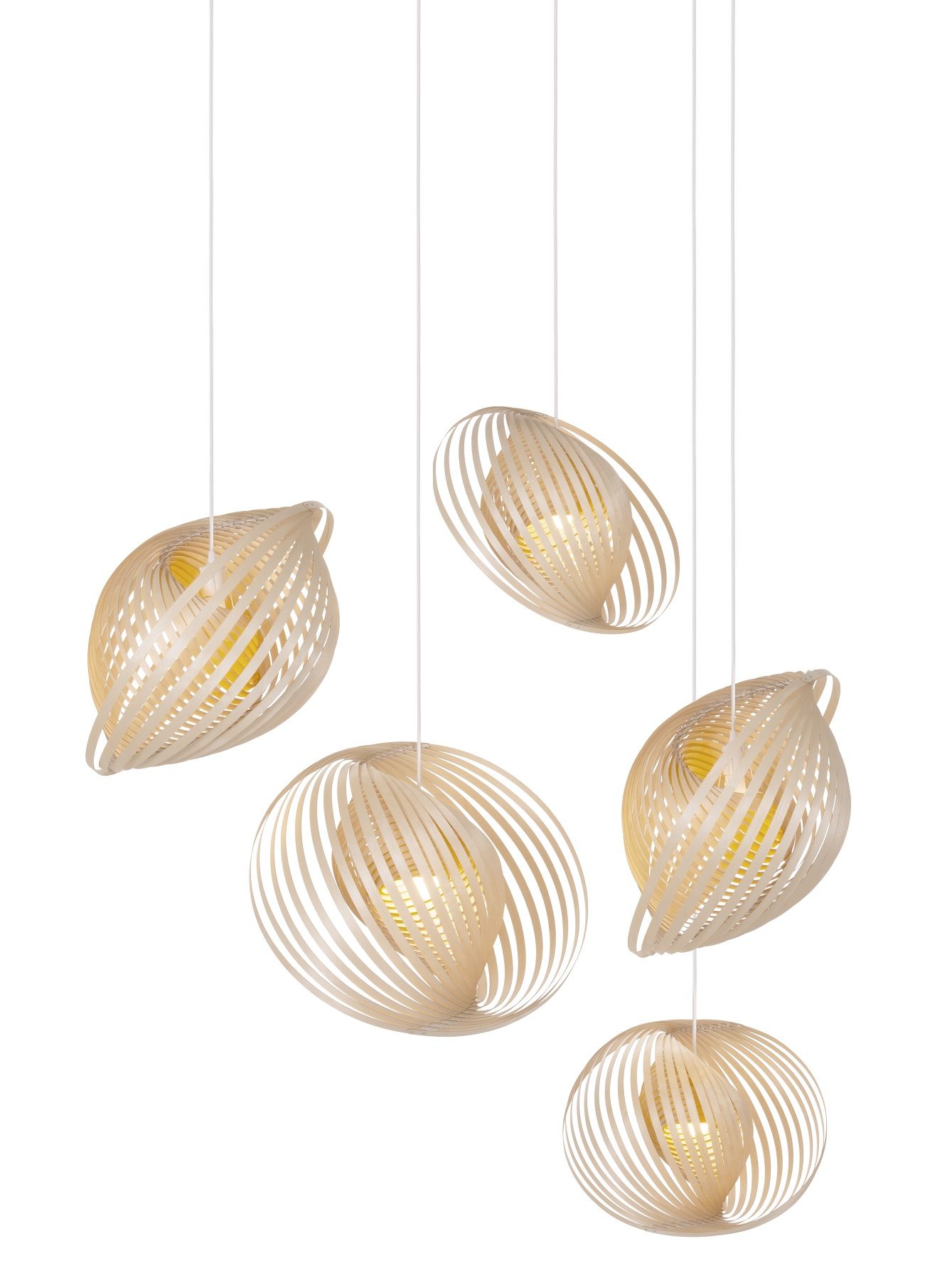 Adilo Pendelleuchte von Secto Design: Fünf moderne Holzleuchten in verschiedenen Formen hängen an weißen Kabeln.