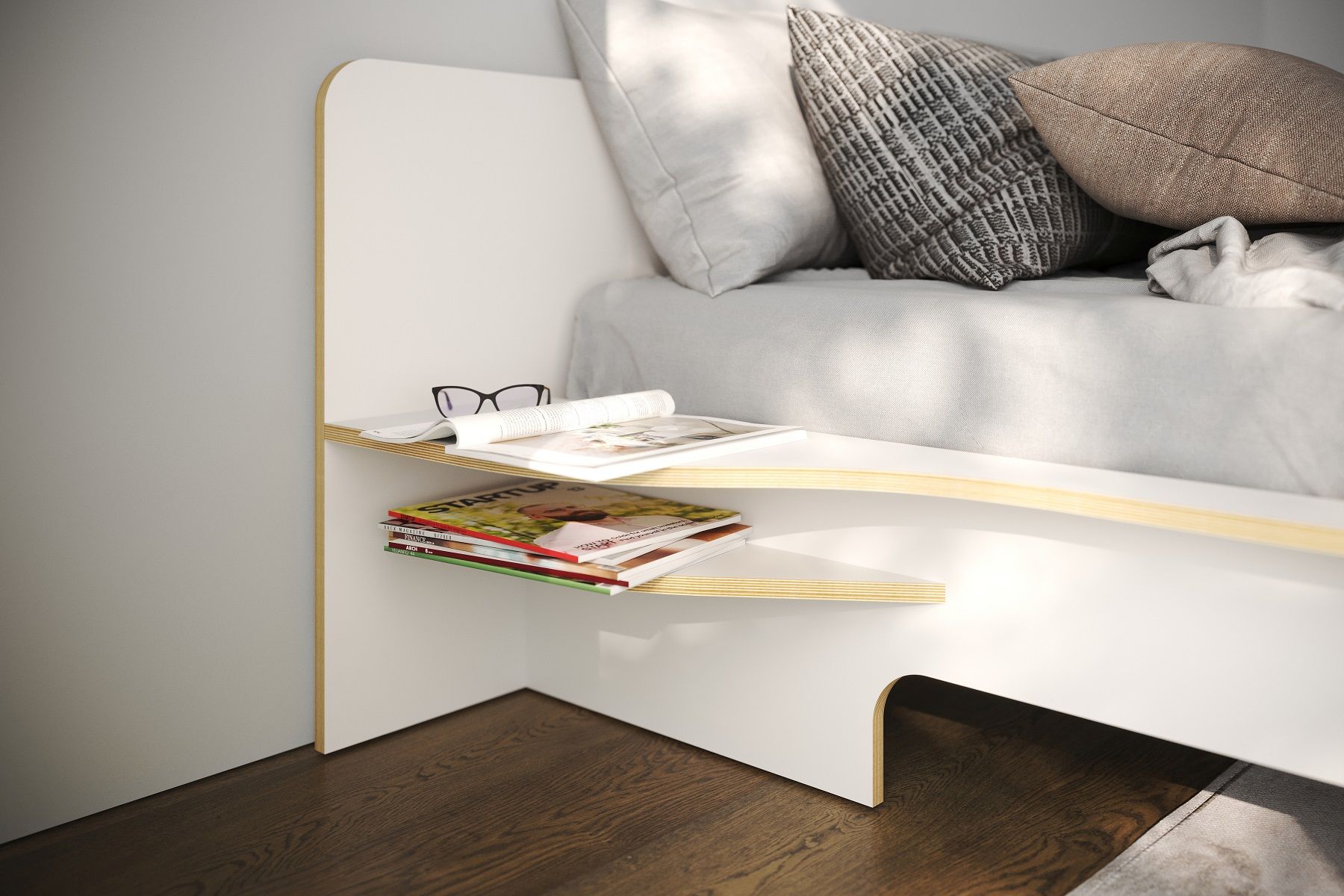 Plane Doppelbett von Müller Möbelwerkstätten in Weiß mit Ablagefächern und Magazinen.