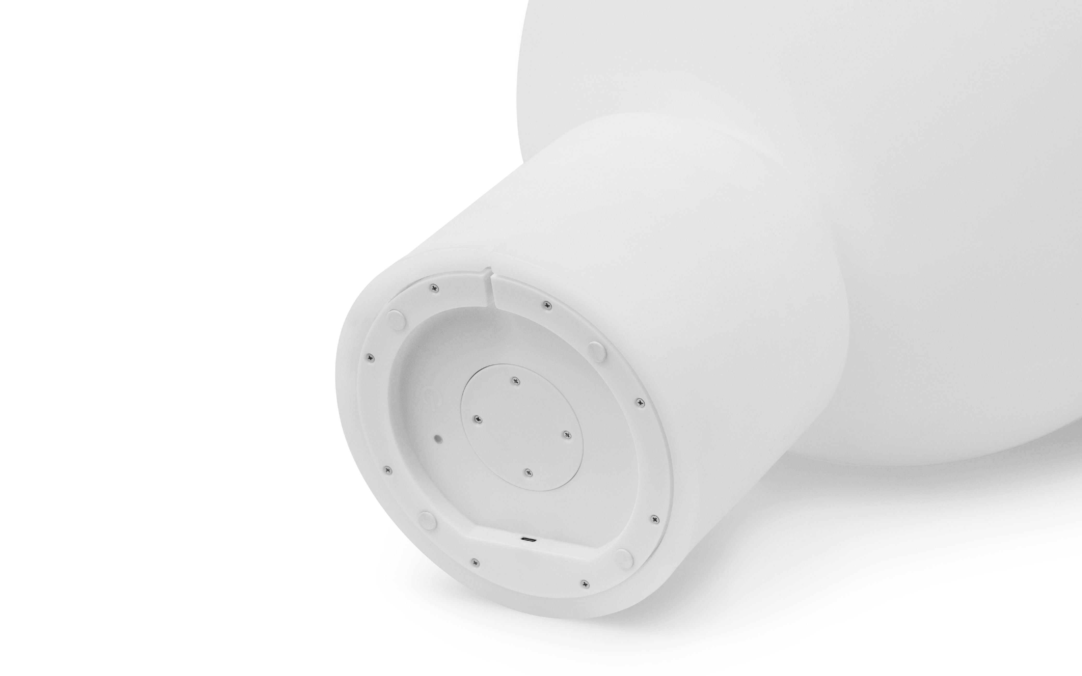 Detailaufnahme der Unterseite der weißen Yo Lamp Tischleuchte von Normann Copenhagen, die Ladebuchse und Schrauben zeigt.