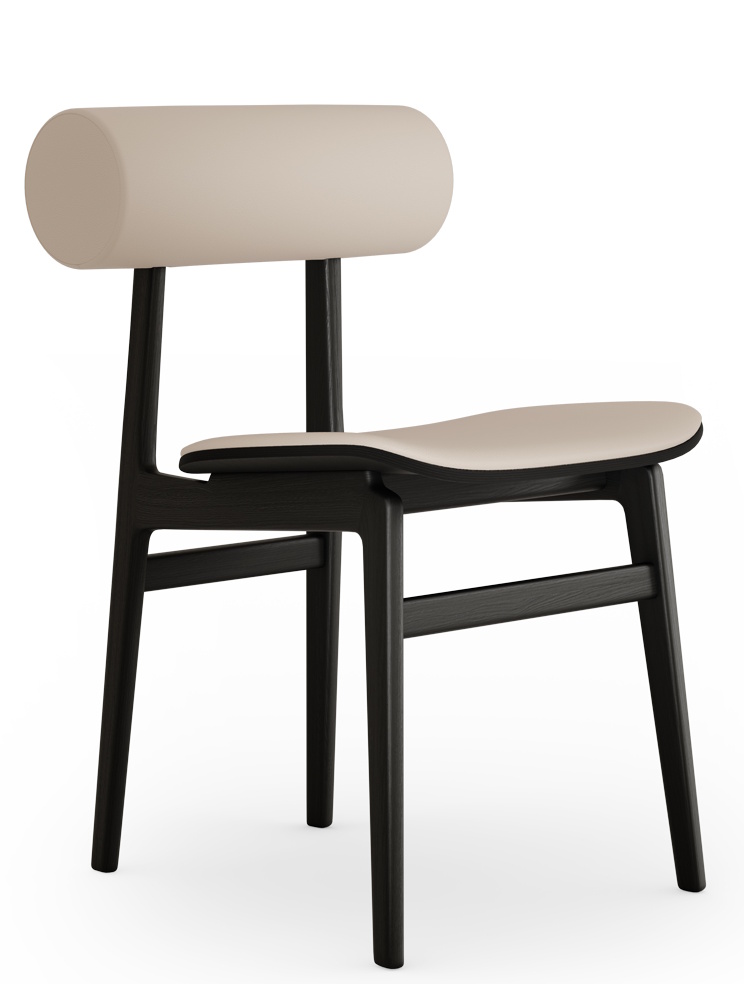 Totem Chair Stuhl von NORR11, gepolstert mit hellem Stoff und dunklem Holzrahmen, moderne Sitzmöbel.