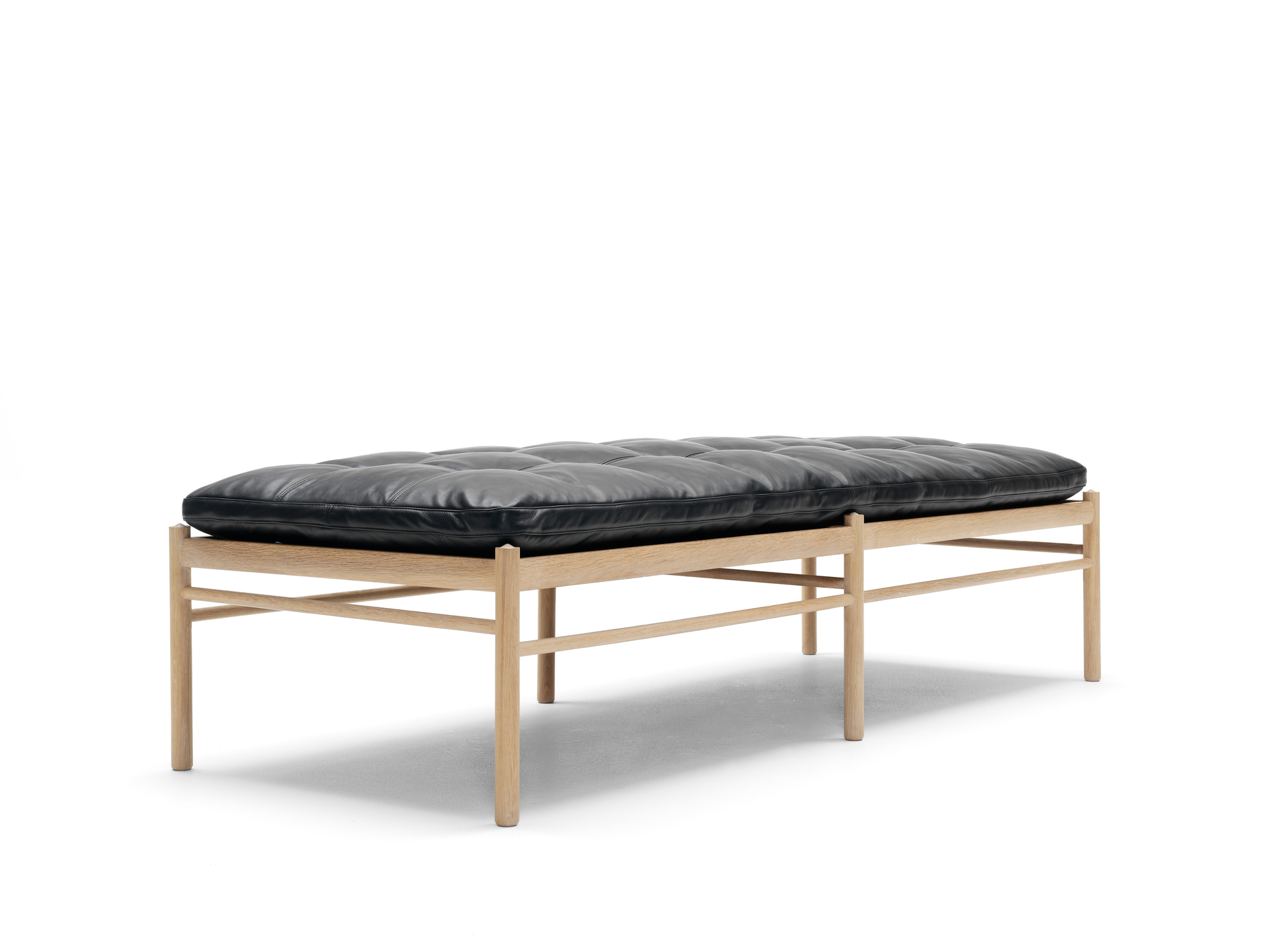 OW150 Daybed von Carl Hansen & Søn mit schwarzem Lederbezug auf hellem Holzgestell.