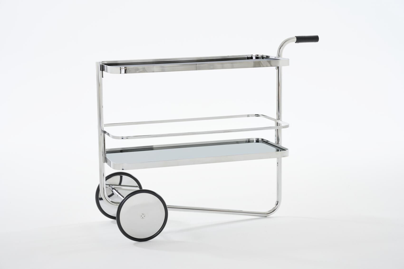 Thonet S 179 Barwagen aus verchromtem Stahlrohr mit zwei Glasablagen und schwarzen Rädern.