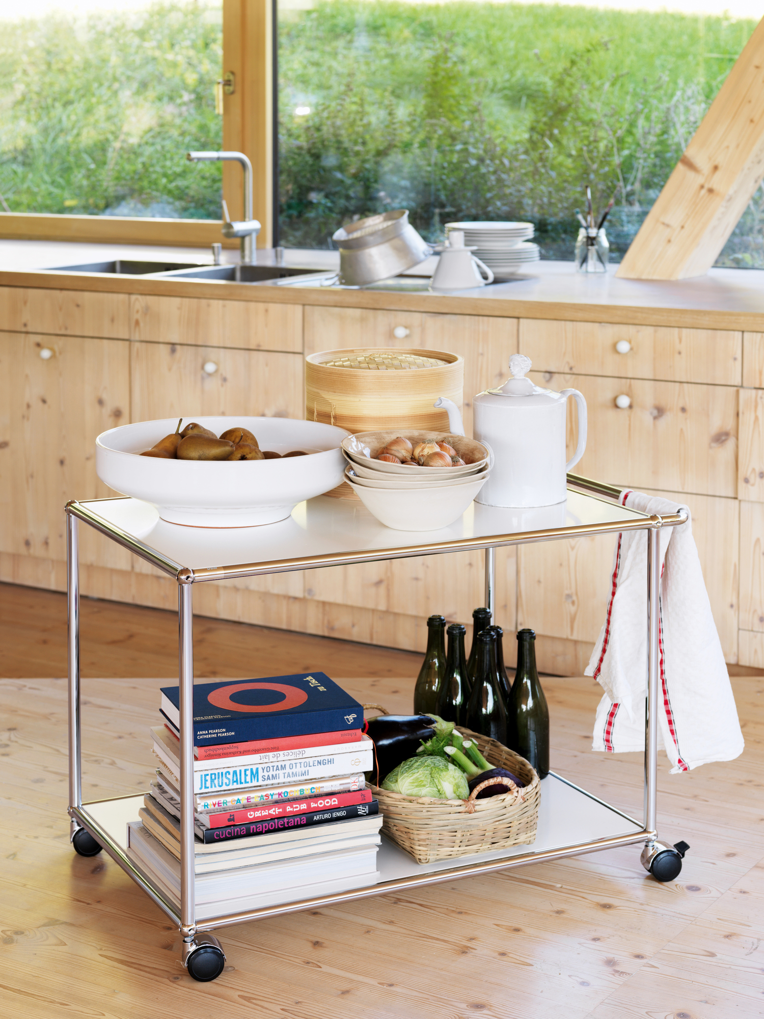 USM Haller serving trolley for bottles – QUICK SHIP