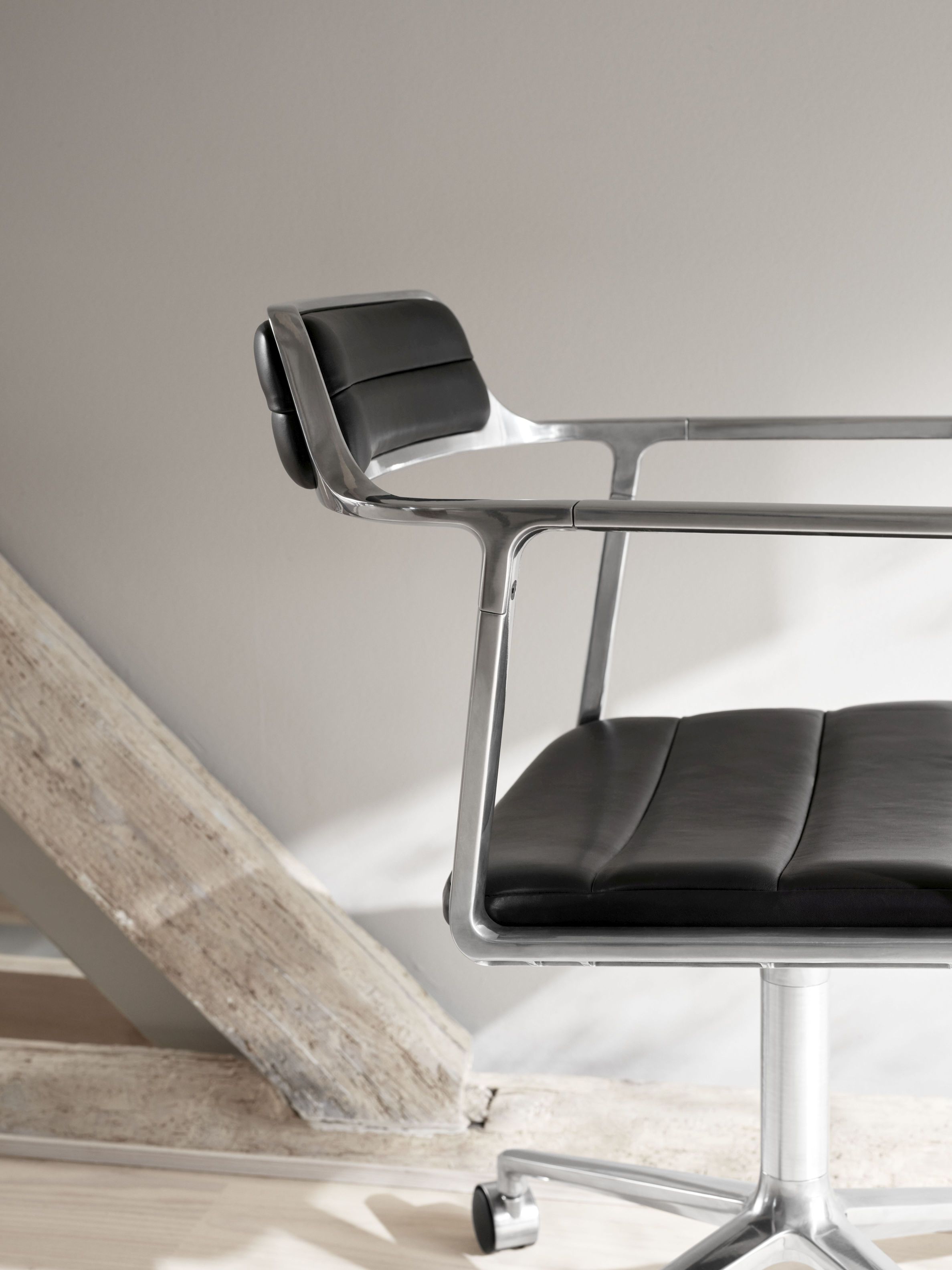 VIPP452 Swivel Chair with Gliders Vipp