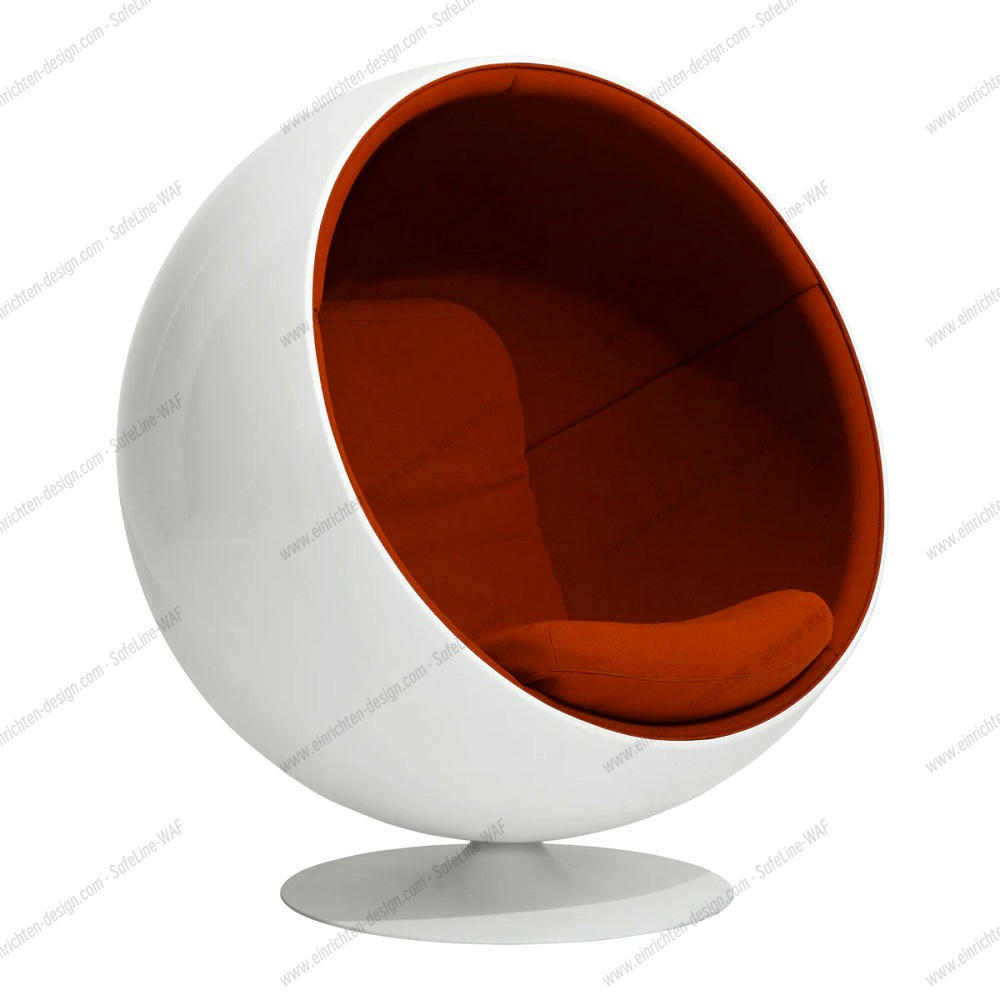 Weißer Ball Chair Sessel mit roter Innenausstattung, ein Designklassiker für modernes Wohnen.