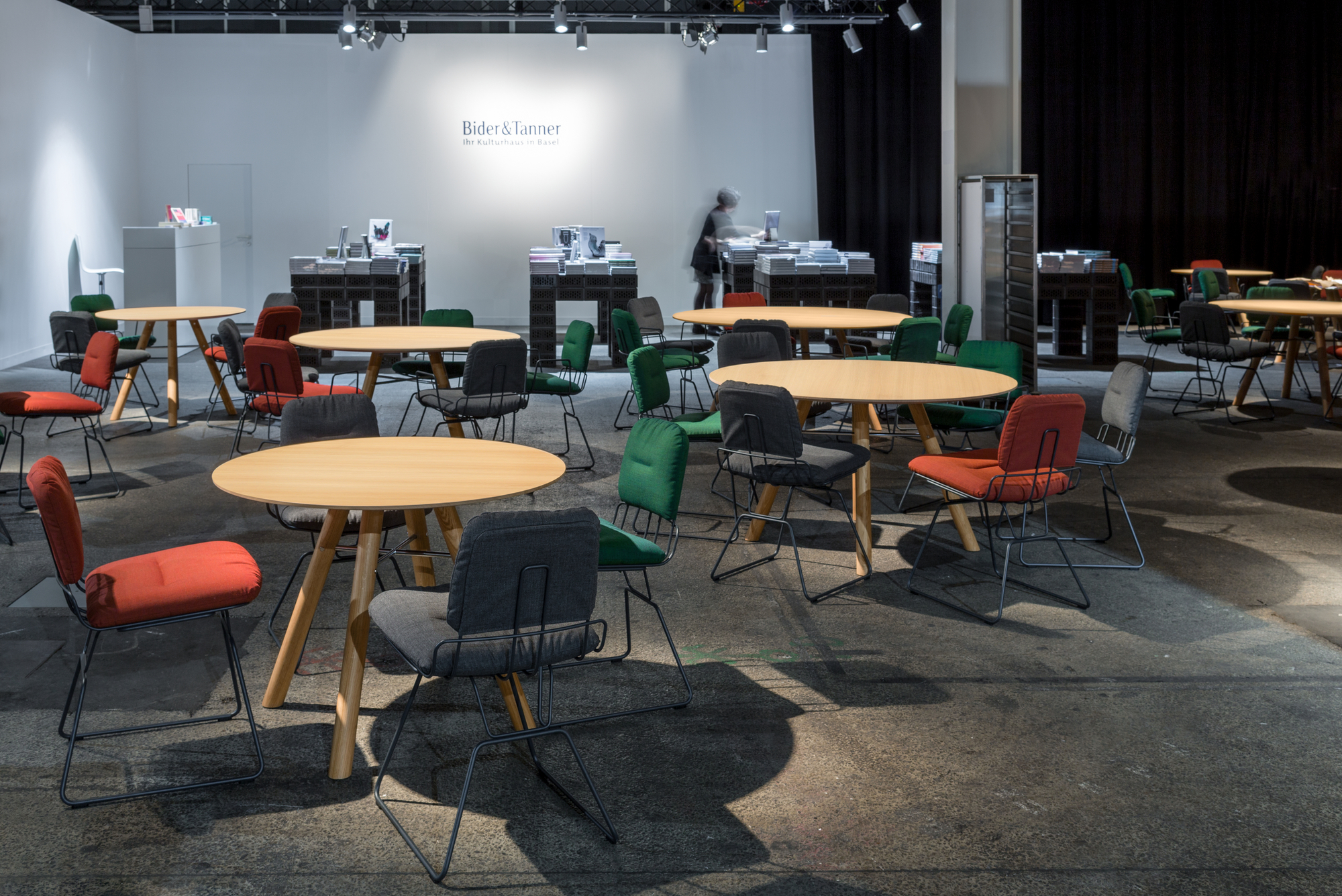 Akio Round table Girsberger
