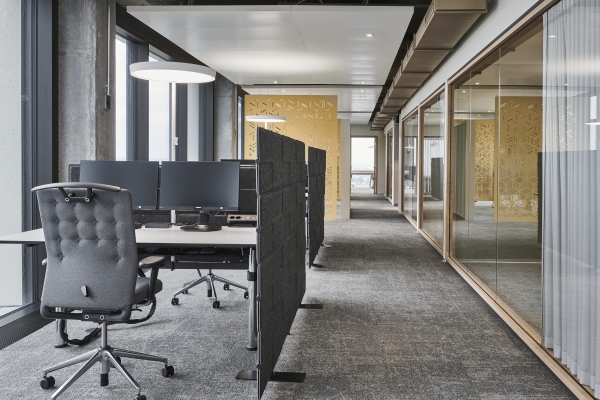 Büro mit USM Haller Privacy Panels als Raumteiler für ungestörtes Arbeiten an Schreibtischen.