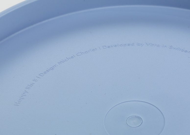Detailaufnahme des Happy Bin Papierkorbs von Vitra in Himmelblau, mit Herstellerangaben.