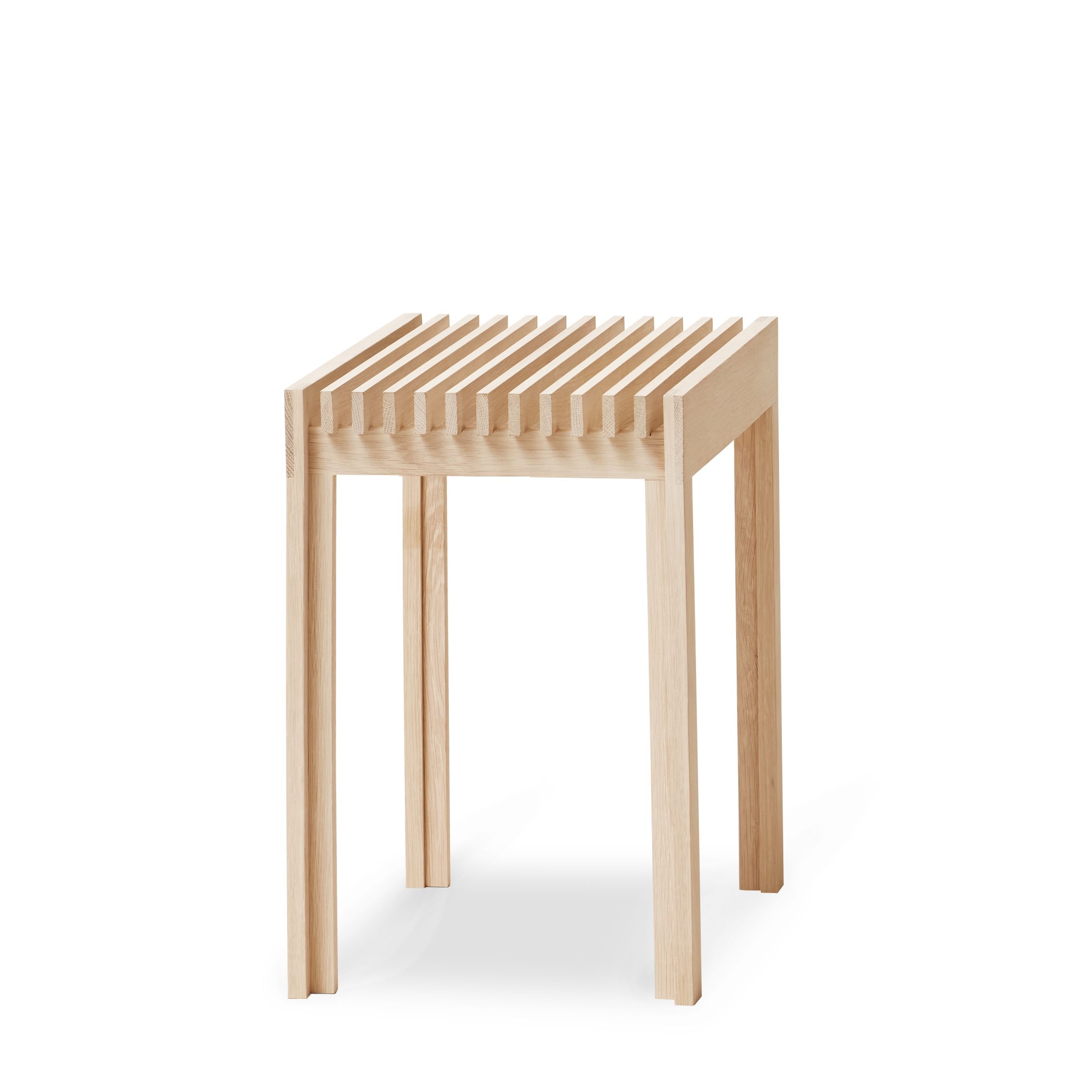 Leichter Hocker aus Eiche, weiß geölt, mit Lattenrost-Sitzfläche und minimalistischem Design.