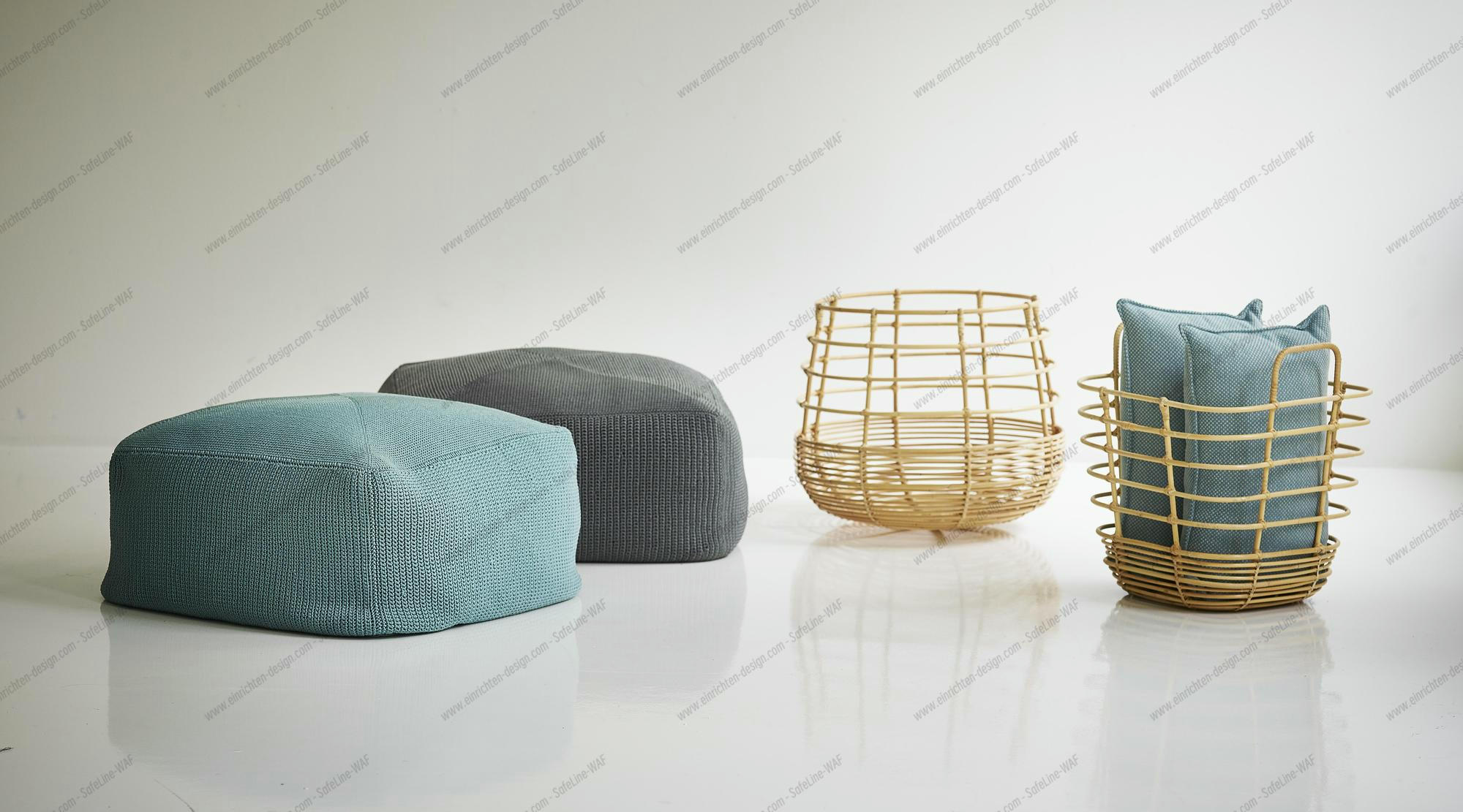 Bild zeigt Cane-Line Sweep Korb aus Rattan, leer und mit blauen Kissen. Dekorative Körbe.
