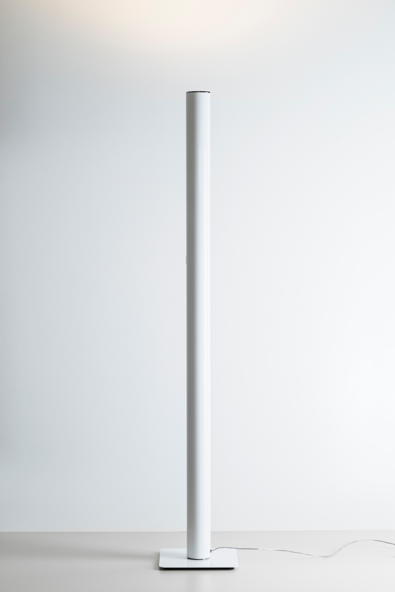 Ilio LED floor lamp white shiny Artemide