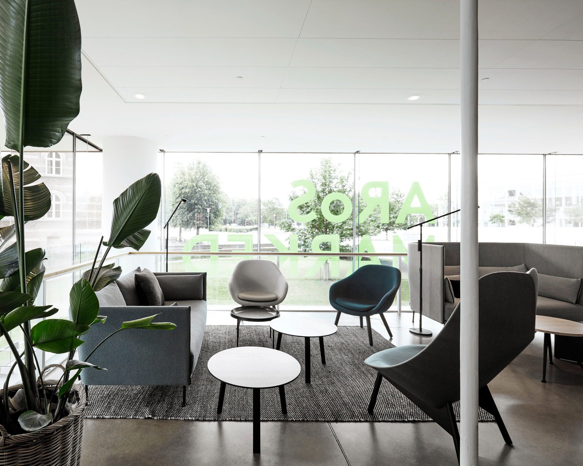 About a Lounge AAL 82 / AAL82 Armchair Hay