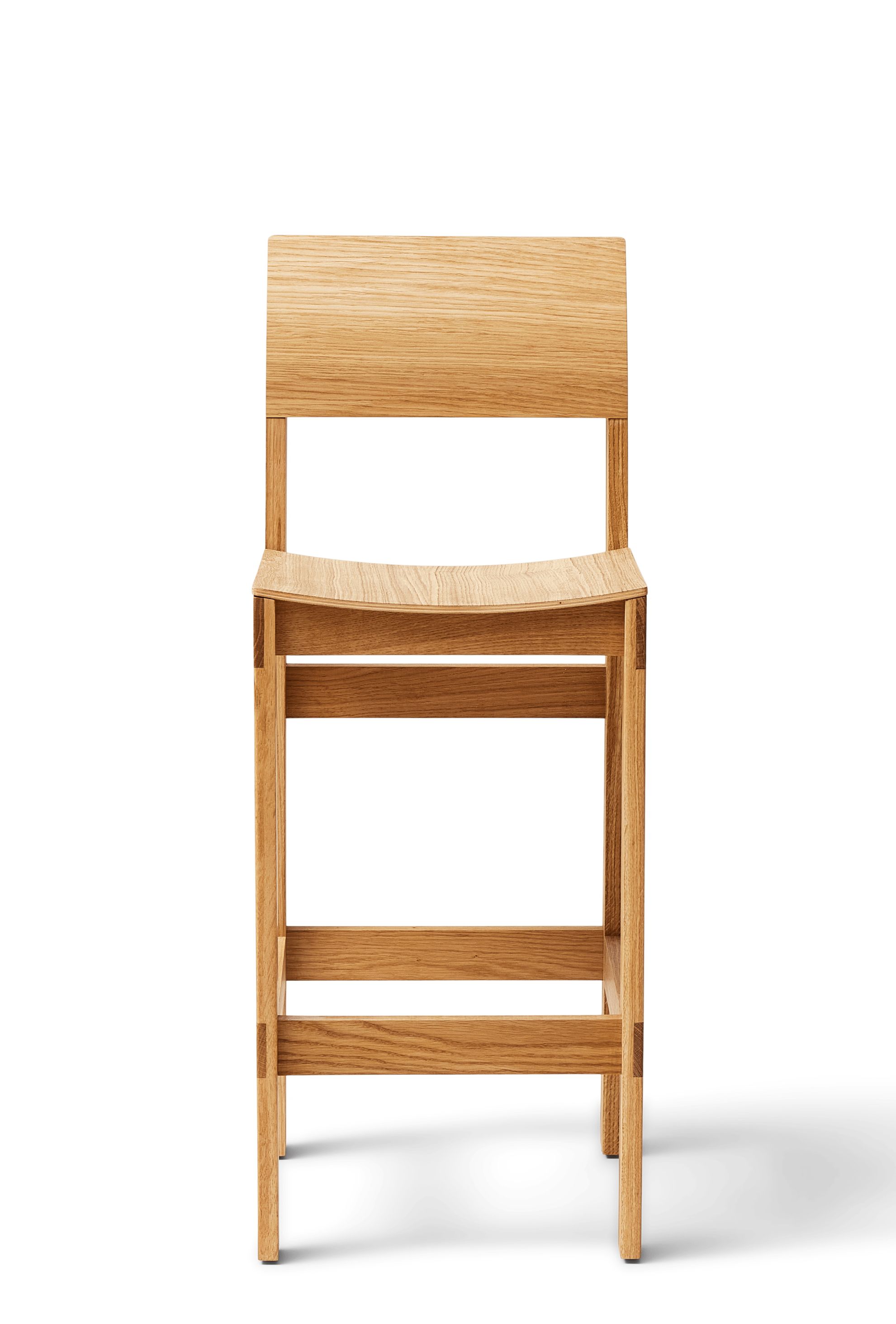 Sonder Barhocker 65 von Form & Refine aus Eiche, skandinavisches Design für Küche und Bar.