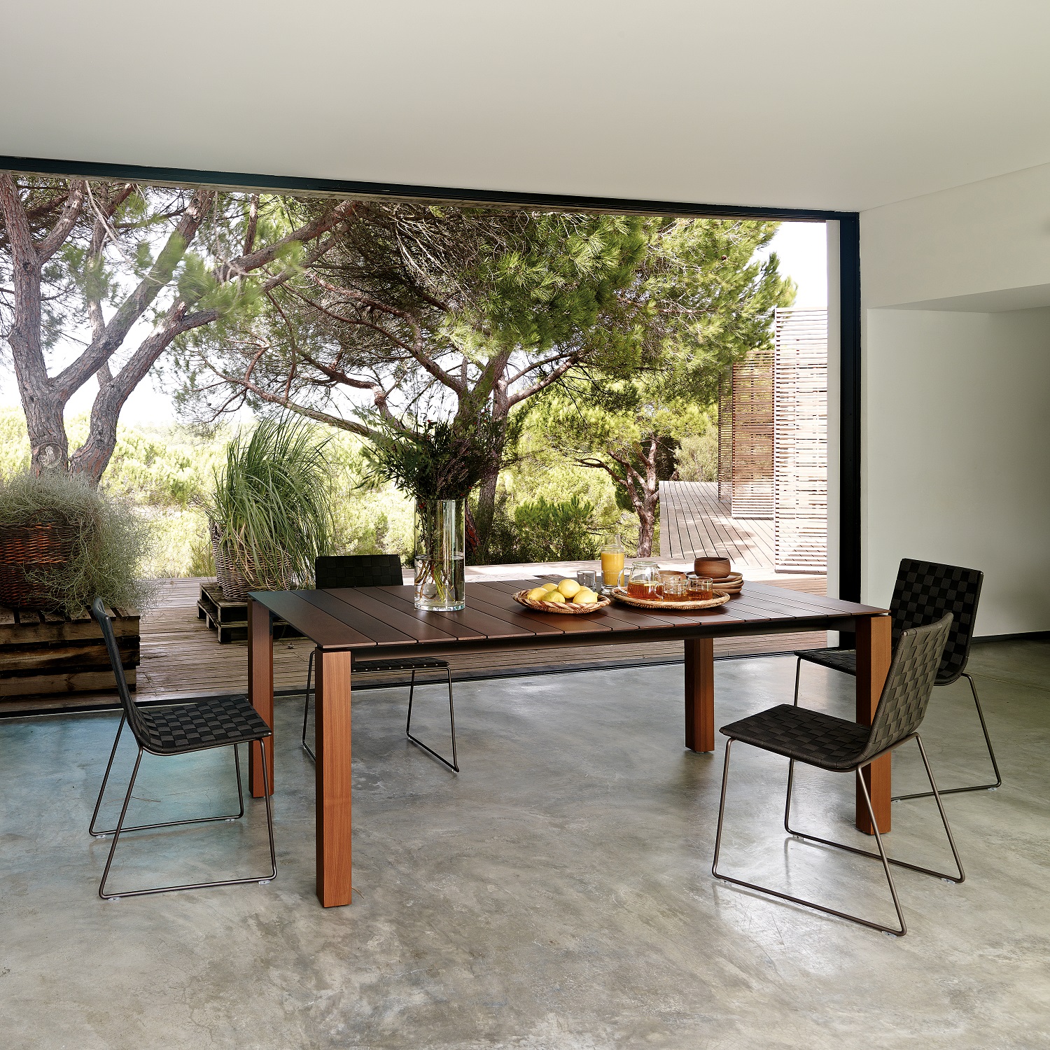 Trenza Stuhl von Andreu World, stapelbarer Outdoor Stuhl aus geflochtenem Textil und Metallgestell.
