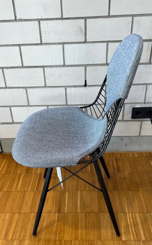 DKW-2 Wire Chair with seat and backrest cushion HOPSAK DARK BLUE / ELFENBEIN Vitra EXHIBITION PIECE