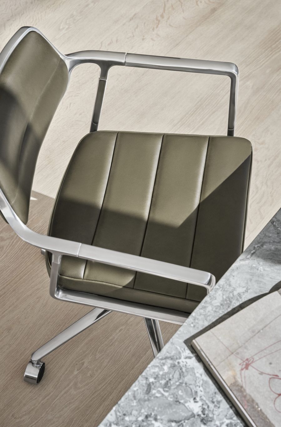 VIPP453 Swivel+ Chair with gliders black leather / polished aluminum frame Vipp VIPP453 Swivel+ Chair with gliders black leather / polished aluminum frame Vipp