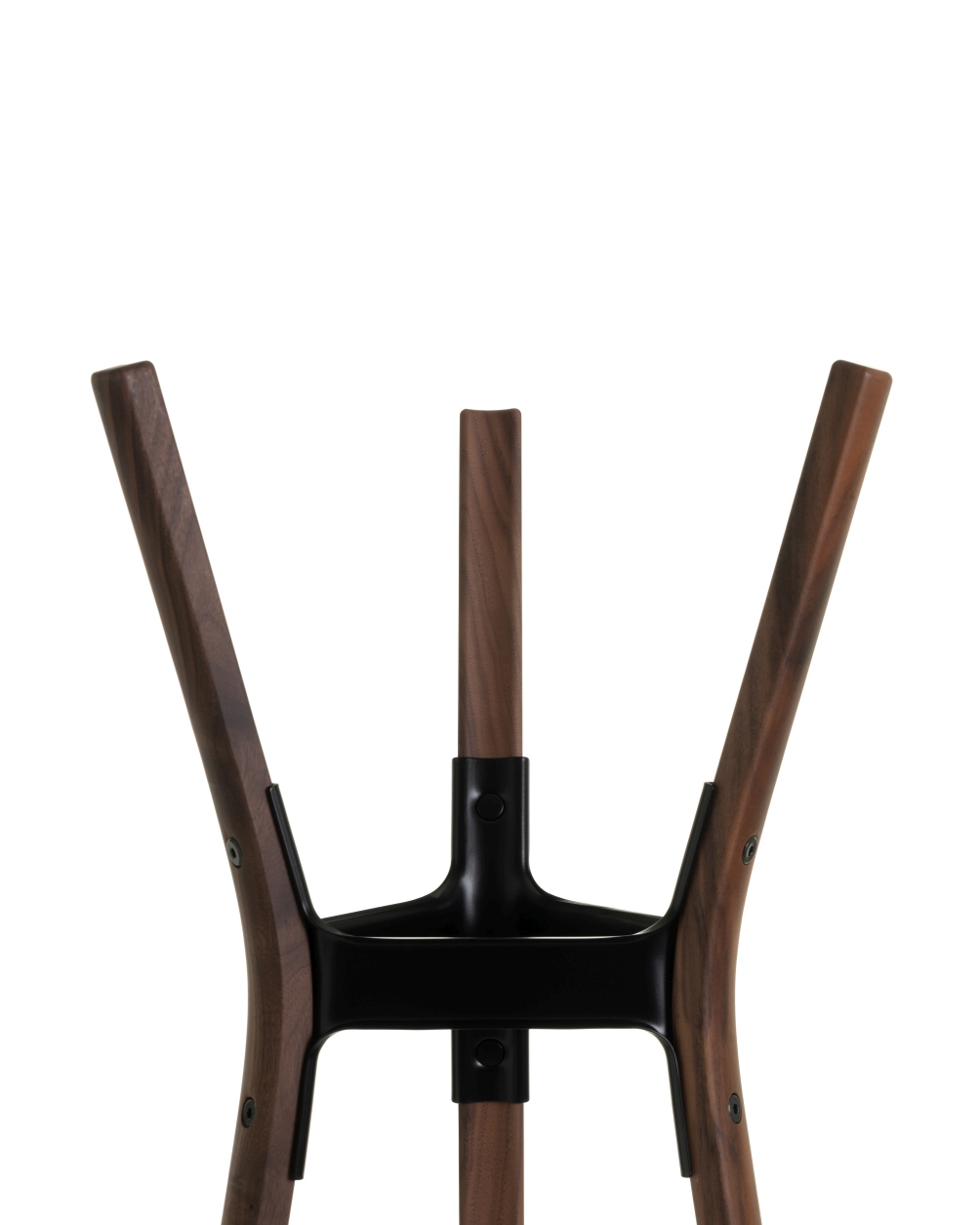 Detailaufnahme des Magis Steelwood Garderobenständers mit Holzbeinen und schwarzer Metallhalterung, ideal für Flur und Büro.