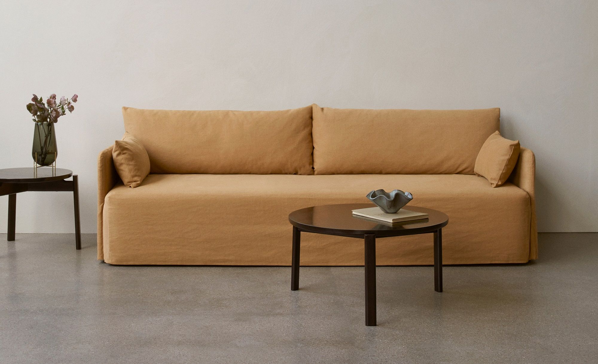 Audo Copenhagen Offset Sofa, 3-Sitzer in Senfgelb, modernes Wohnzimmer mit minimalistischem Design und Beistelltischen.