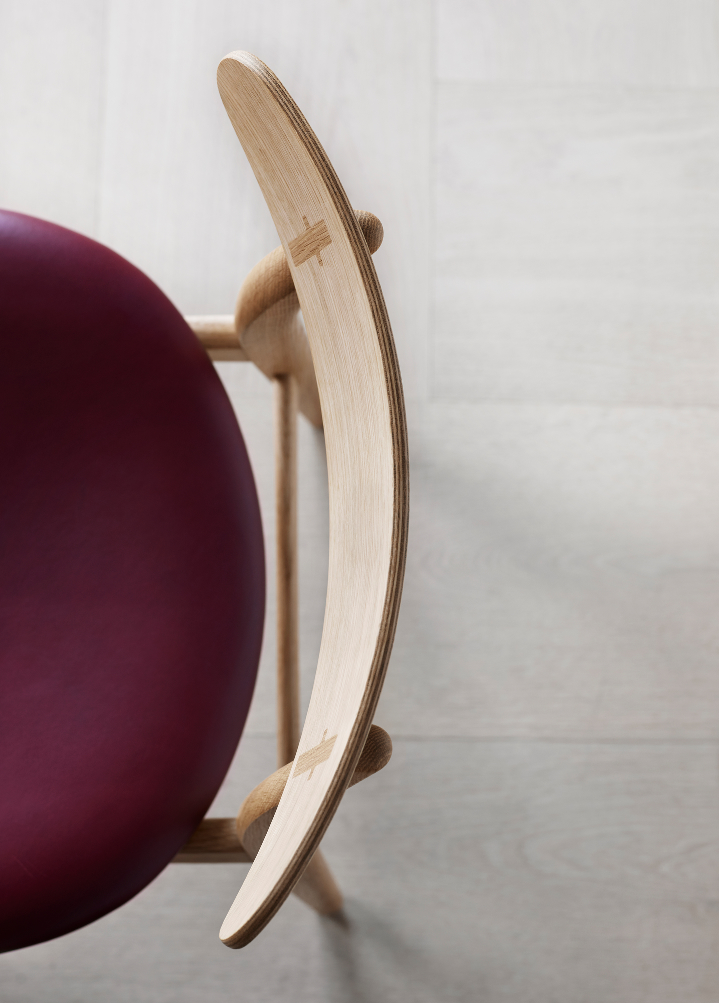 CH30P Chair upholstered Carl Hansen &amp; Søn Frame oak black Seat Thor 350