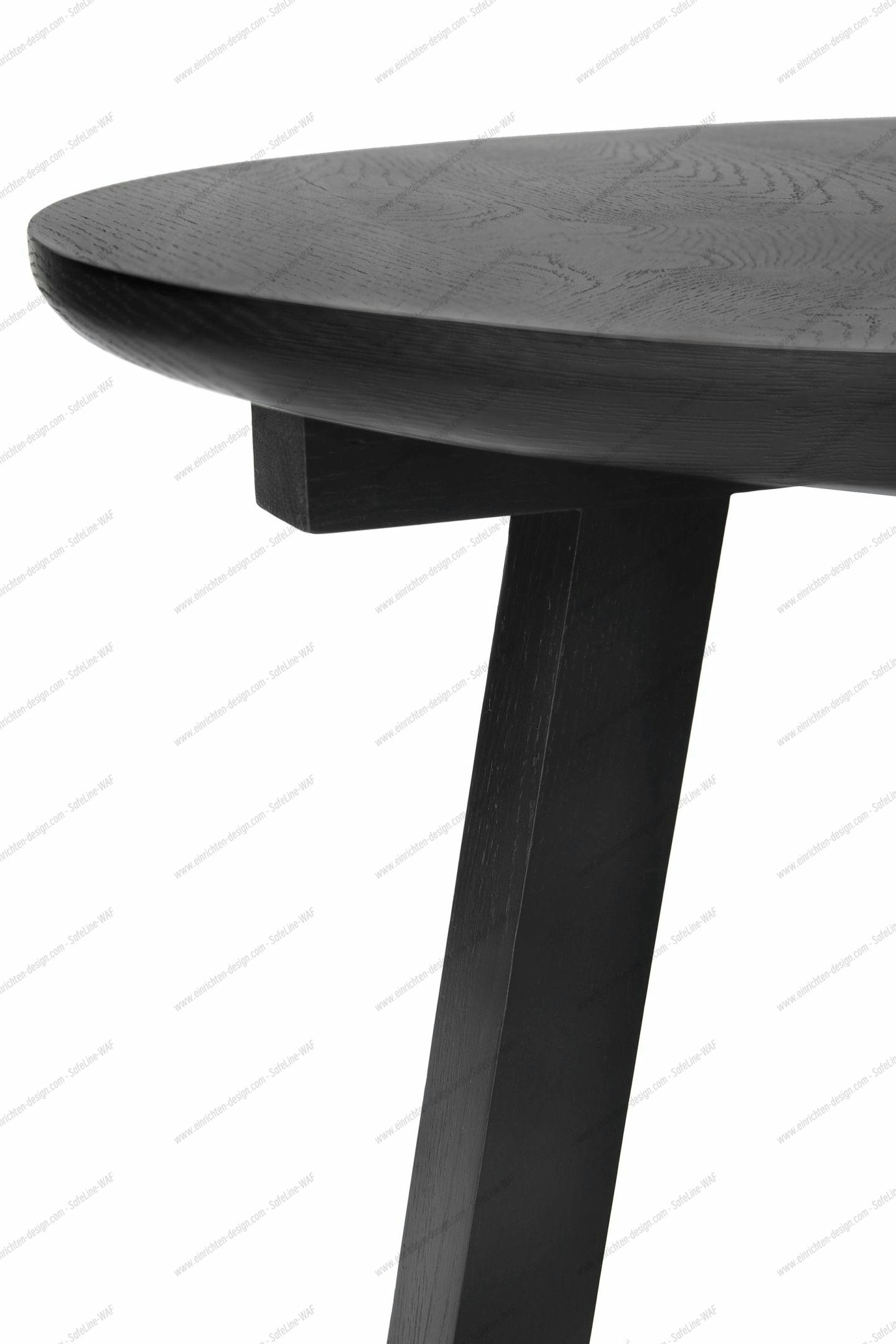 Detailaufnahme vom Ethnicraft Tripod Beistelltisch aus schwarzem Eichenholz, modernes Design mit drei Beinen.