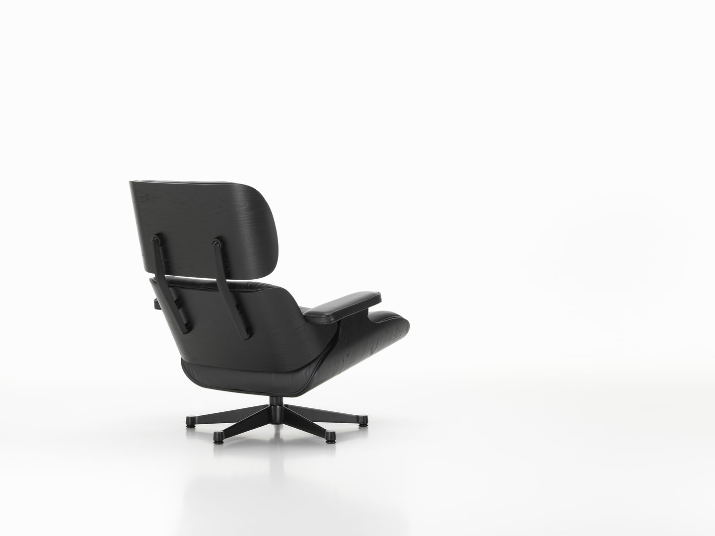 Schwarzer Eames Lounge Chair Sessel von Vitra, Rückansicht auf weißem Hintergrund, Designklassiker für Wohnzimmer.