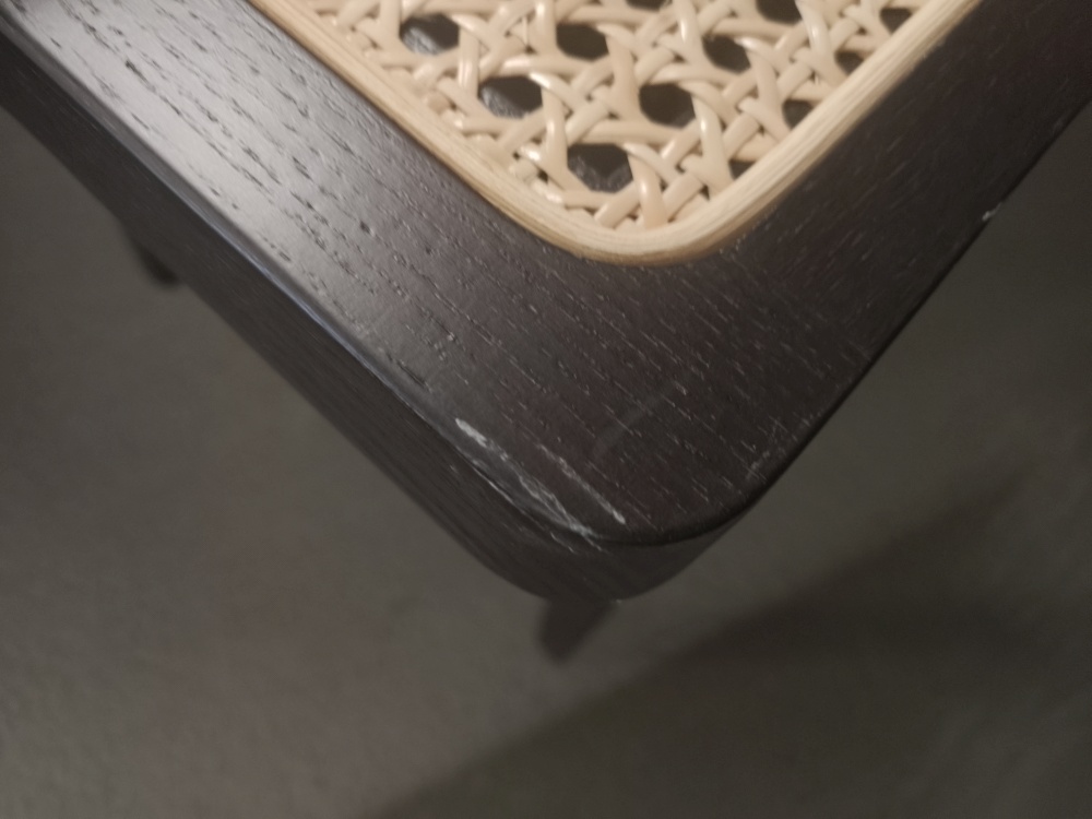 Detailaufnahme der Le Roi Bank von NORR11 in geräucherter Eiche mit Wiener Geflecht und Mängel.