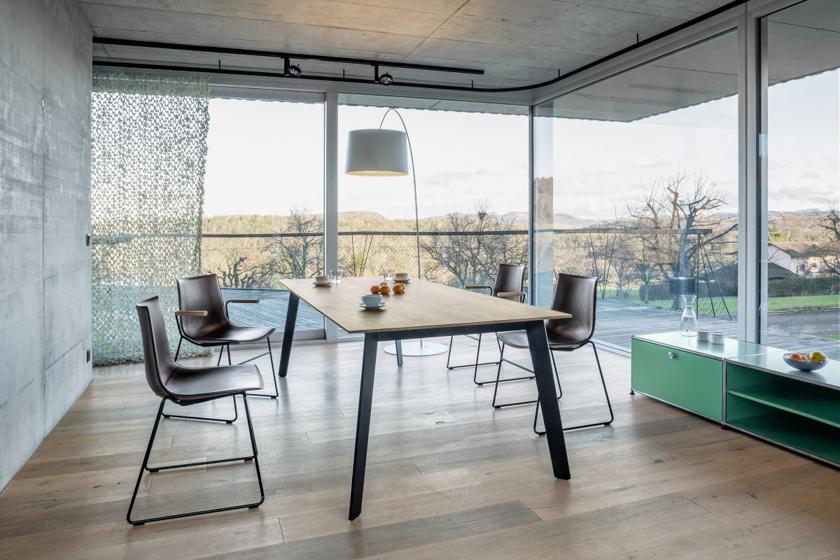 Linar Table Girsberger