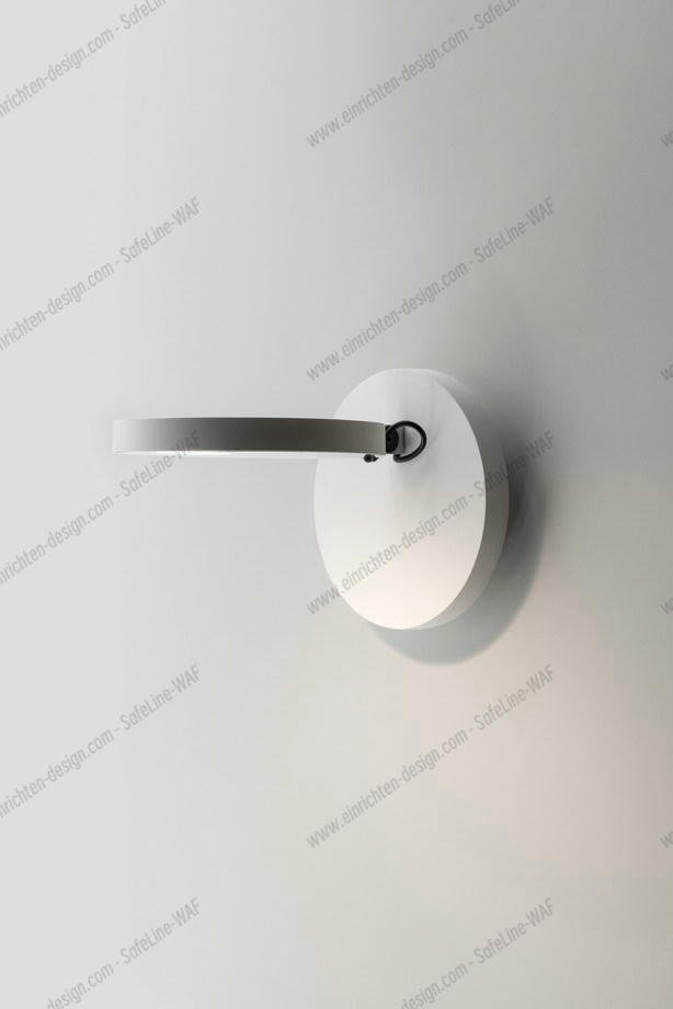 Weiße Demetra Wandleuchte von Artemide mit Schalter, modernes Design für Schlafzimmer und Wohnzimmer.