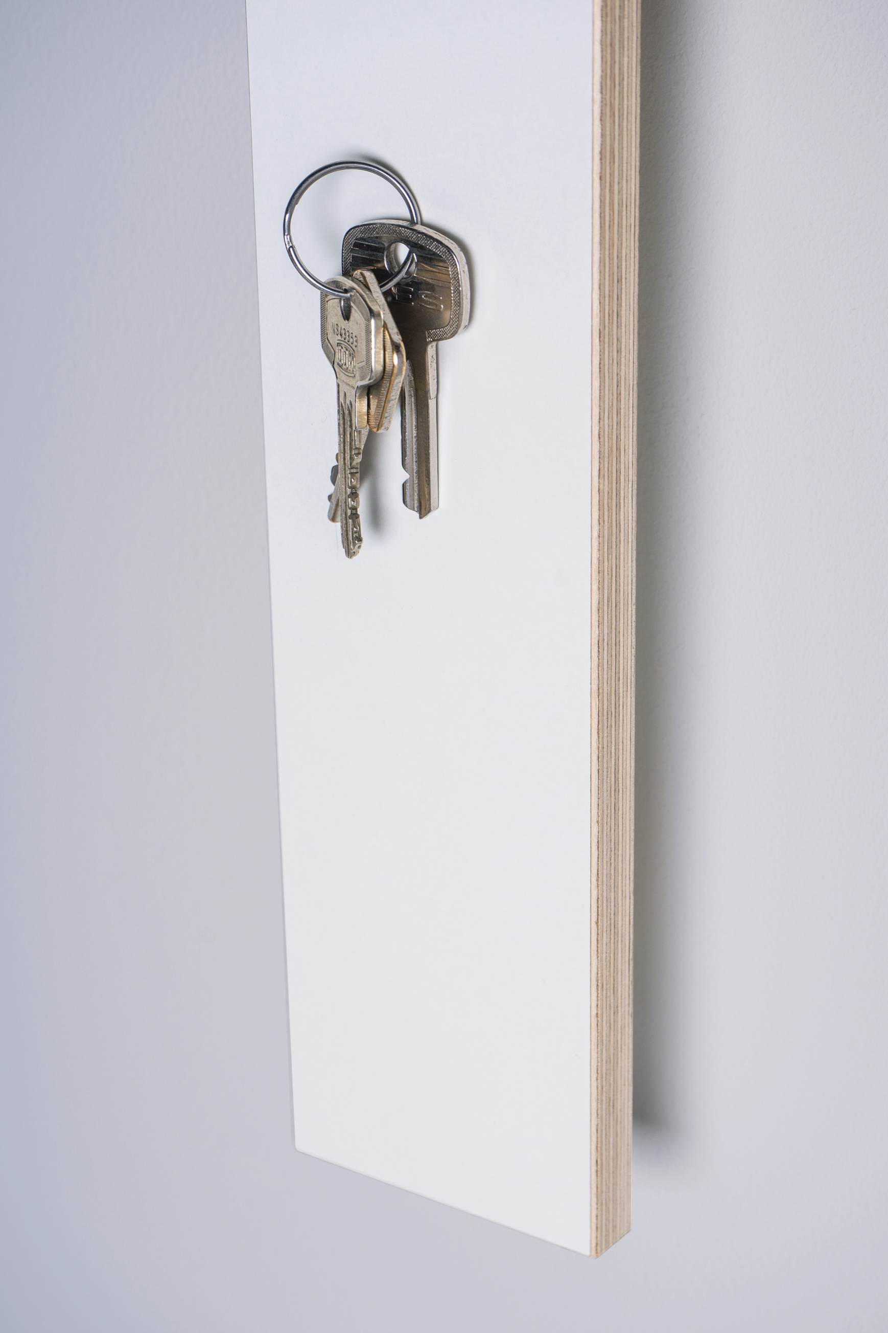 Schwarzes Rechenbeispiel Schlüsselboard von Nils Holger Moormann mit Schlüsseln. Wandmontierter Schlüsselhalter aus Holz.