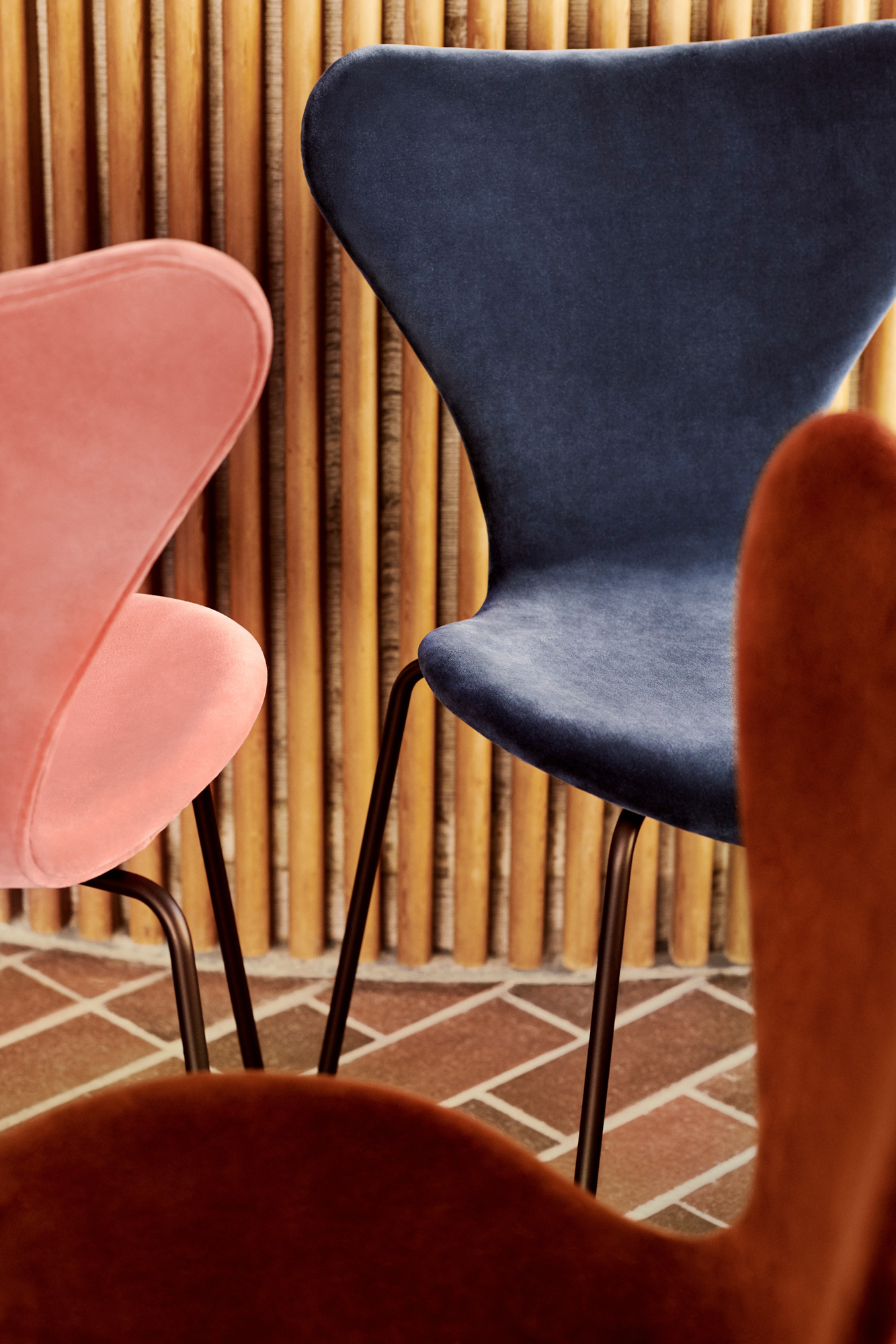 Series 7 3107 Belfast Chair fully upholstered Fritz Hansen autumn red