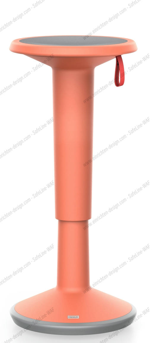 UPis1 Stehhocker von Interstuhl in Lachsorange: Ergonomischer, höhenverstellbarer Bürohocker für dynamisches Stehsitzen im Büro.